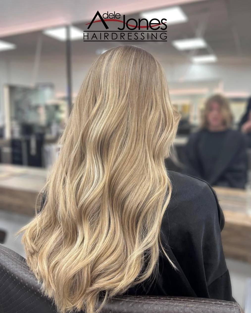 https://tinyurl.com/mffe7mbu
Natural Balayage, Colour created by our Artistic Director Libby and cut and finish by our Artistic Director Len.
-
-
#hair #adelejoneshairdressing #barnsley #barnsleyhairdresser #ghd #schwarzkopf #schwarzkopfprofessional 