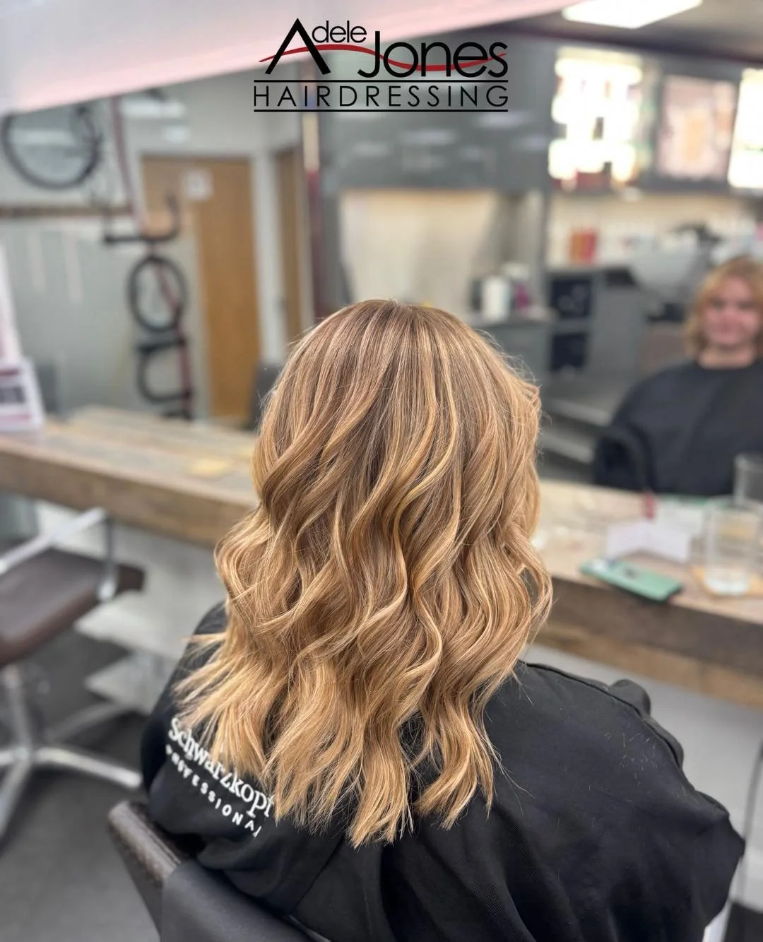 https://tinyurl.com/mffe7mbu
Dimensional Warm Blonde created by our Salon Director Liv.
-
-
#hair #adelejoneshairdressing #barnsley #barnsleyhairdresser #ghd #schwarzkopf #schwarzkopfprofessional #chromaidschwarzkopf #toner #foils