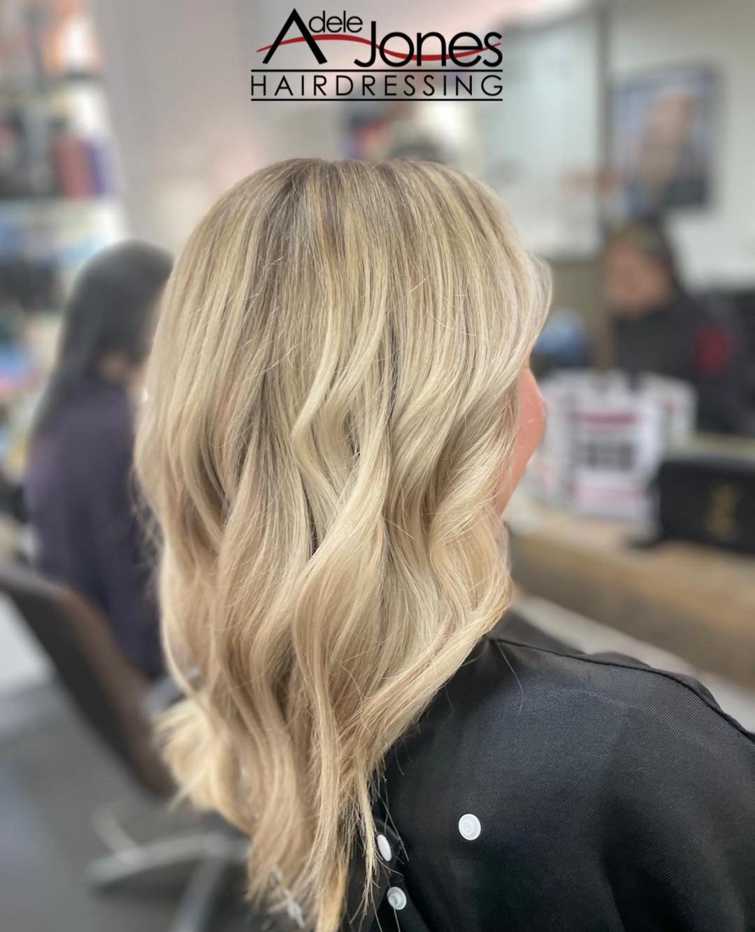 https://tinyurl.com/mffe7mbu
Blonde foils created by our Artistic Director Len.
-
-
#hair #adelejoneshairdressing #barnsley #barnsleyhairdresser #ghd #schwarzkopf #schwarzkopfprofessional #chromaidschwarzkopf #toner #foils