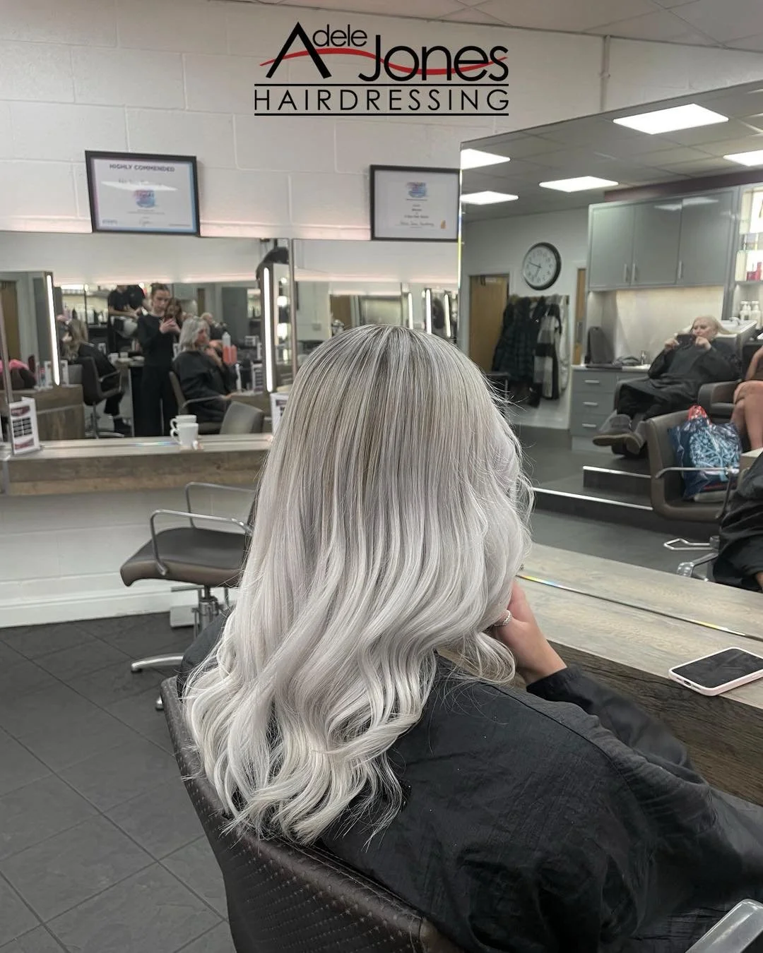 https://tinyurl.com/mffe7mbu
scalp bleach transition to blended foils created by our Graduate Stylist Amber.
-
-
#hair #adelejoneshairdressing #barnsley #barnsleyhairdresser #ghd #schwarzkopf #schwarzkopfprofessional #chromaidschwarzkopf #toner #foil