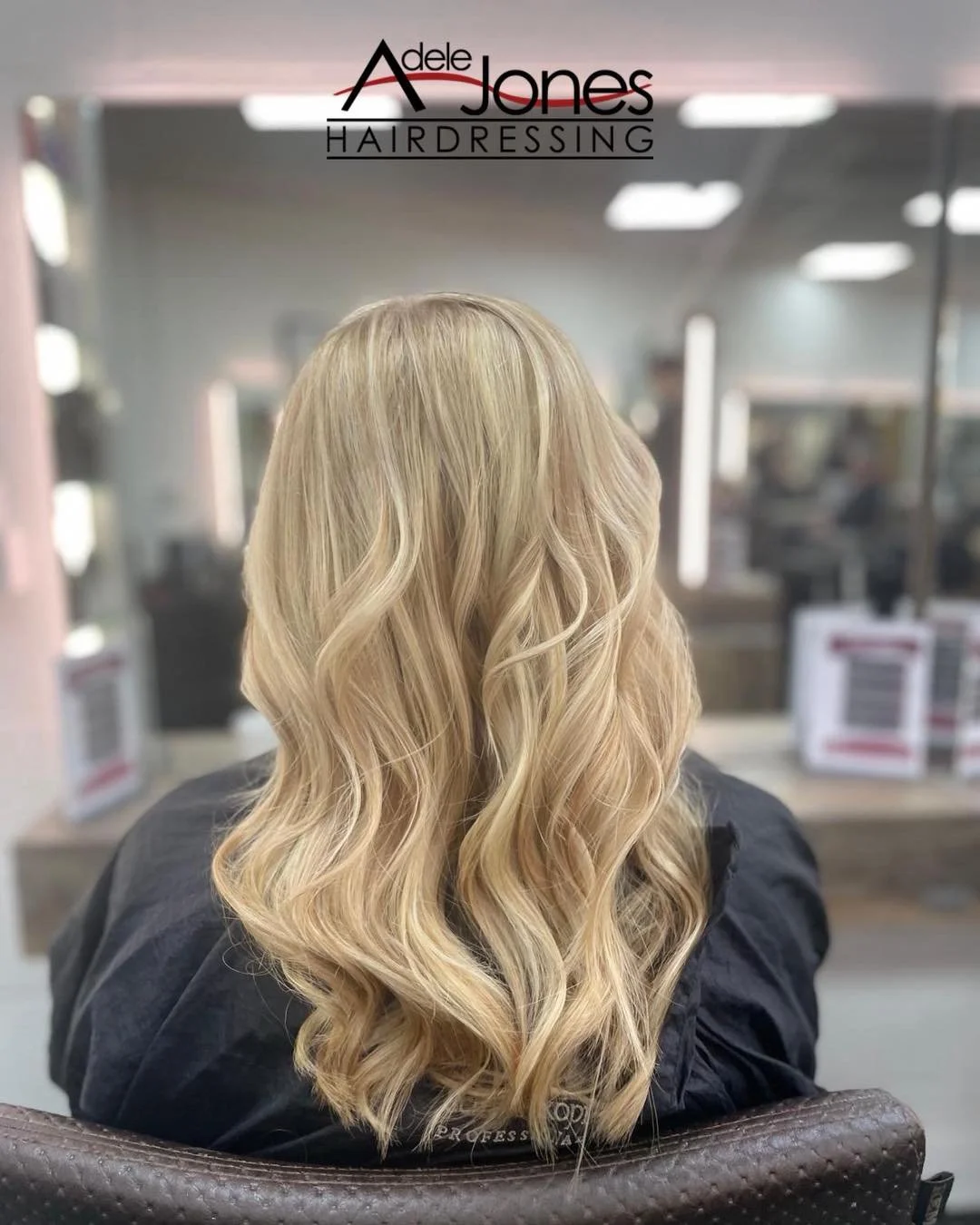 https://tinyurl.com/mffe7mbu
Bright Blonde Foils created by our Artistic Director Len.
-
-
#hair #adelejoneshairdressing #barnsley #barnsleyhairdresser #ghd #schwarzkopf #schwarzkopfprofessional #chromaidschwarzkopf #toner #foils