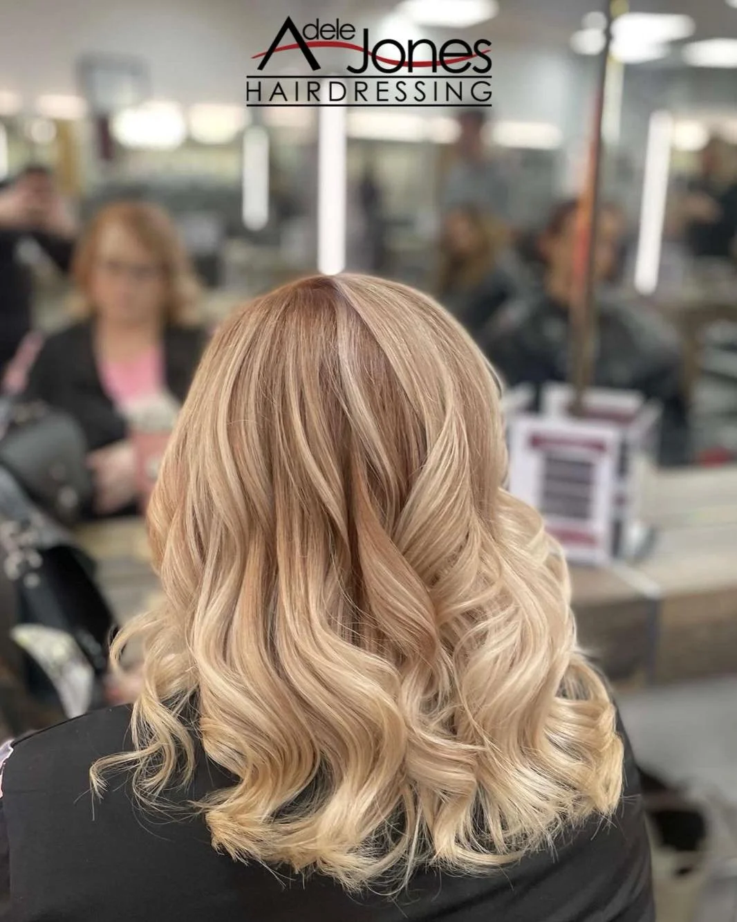 https://tinyurl.com/mffe7mbu
Soft rooted foils created by our Artistic Director Len.
-
-
#hair #adelejoneshairdressing #barnsley #barnsleyhairdresser #ghd #schwarzkopf #schwarzkopfprofessional #chromaidschwarzkopf #toner #foils