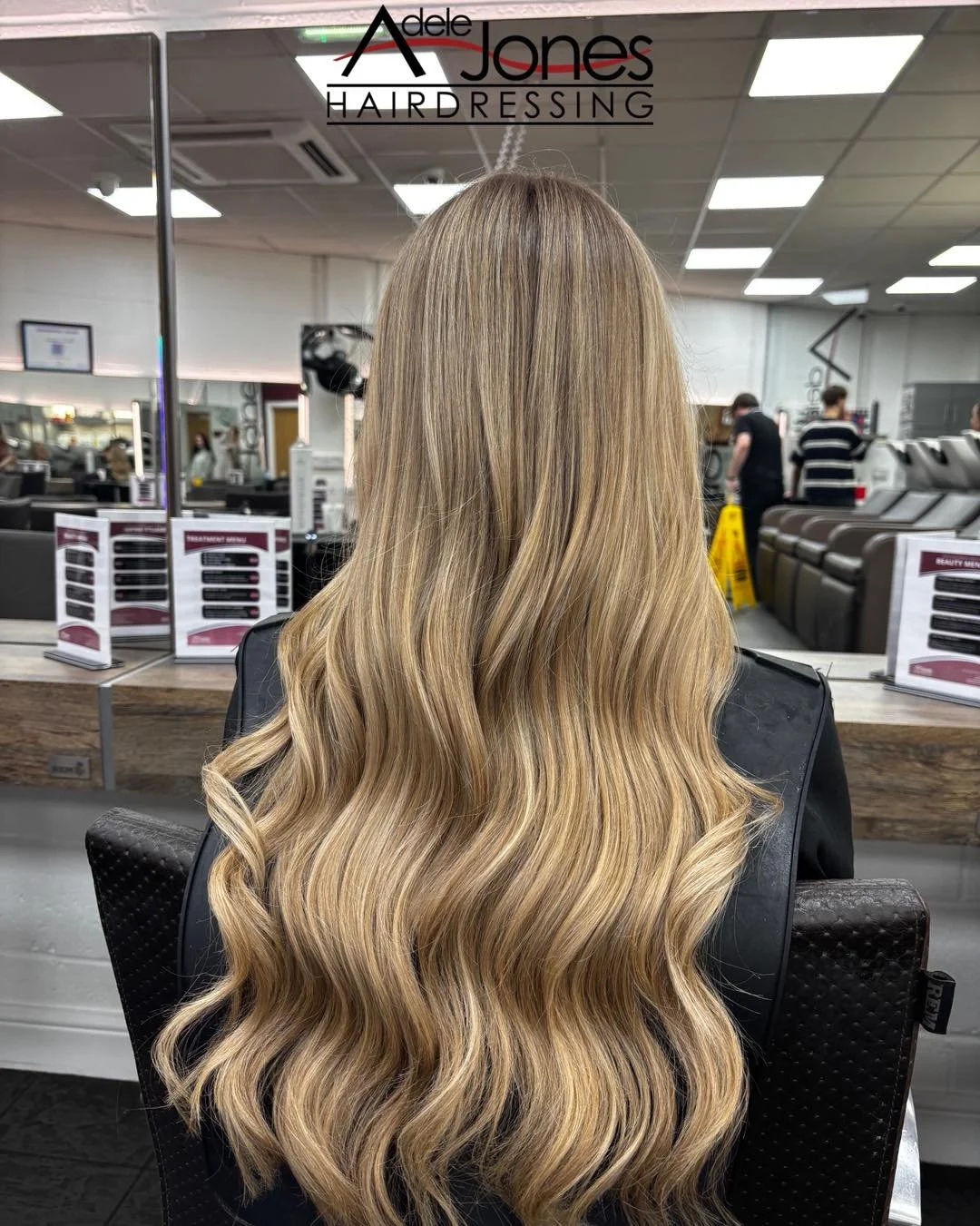 https://tinyurl.com/mffe7mbu
Creamy blonde foiliage created by our Artistic Director Libby.
-
-
#hair #adelejoneshairdressing #barnsley #barnsleyhairdresser #ghd #schwarzkopf #schwarzkopfprofessional #chromaidschwarzkopf #toner #foils