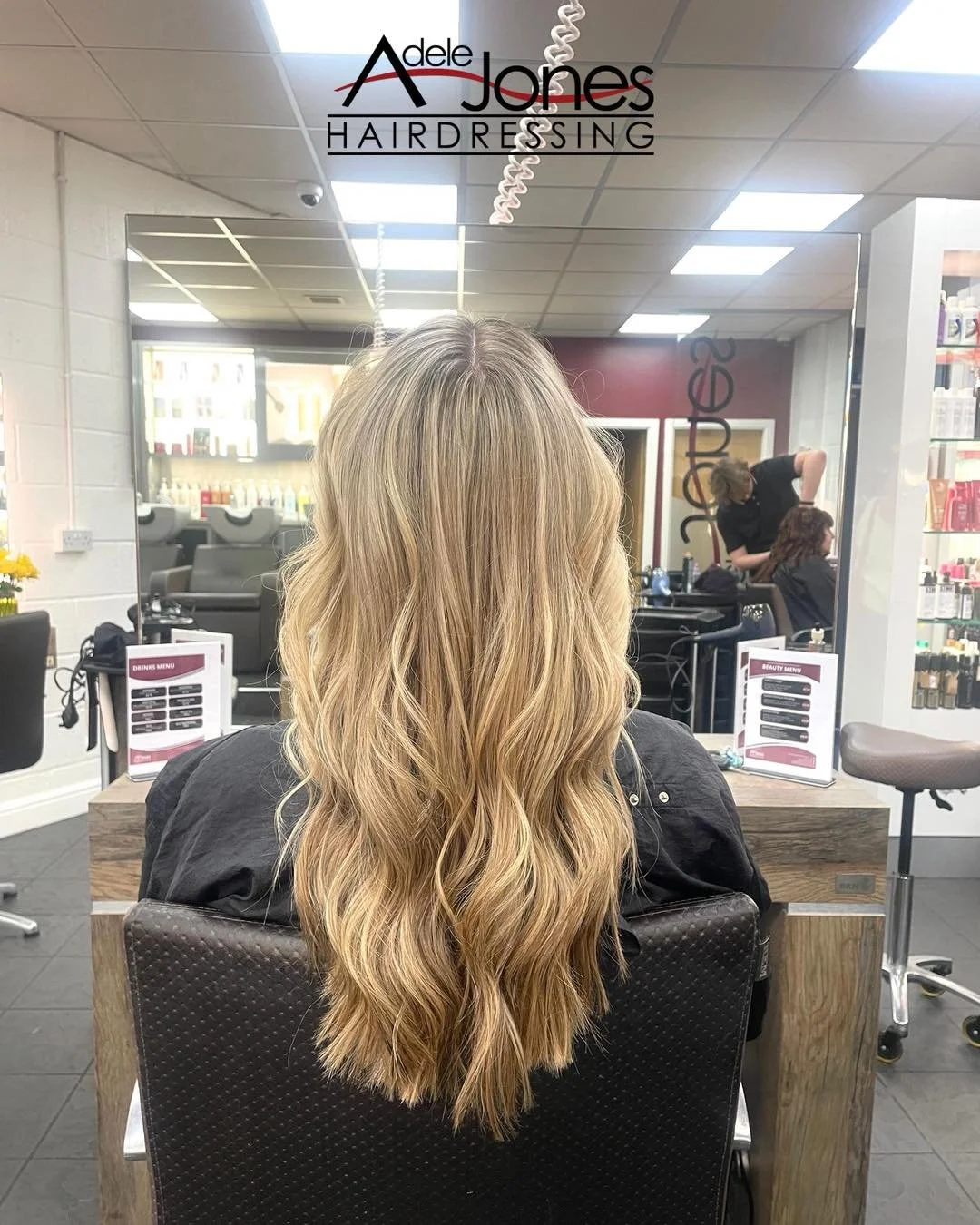 https://tinyurl.com/mffe7mbu
Golden Beachy Blonde created by our Graduate Stylist Amber.
-
-
#hair #adelejoneshairdressing #barnsley #barnsleyhairdresser #ghd #schwarzkopf #schwarzkopfprofessional #chromaidschwarzkopf #toner #foils