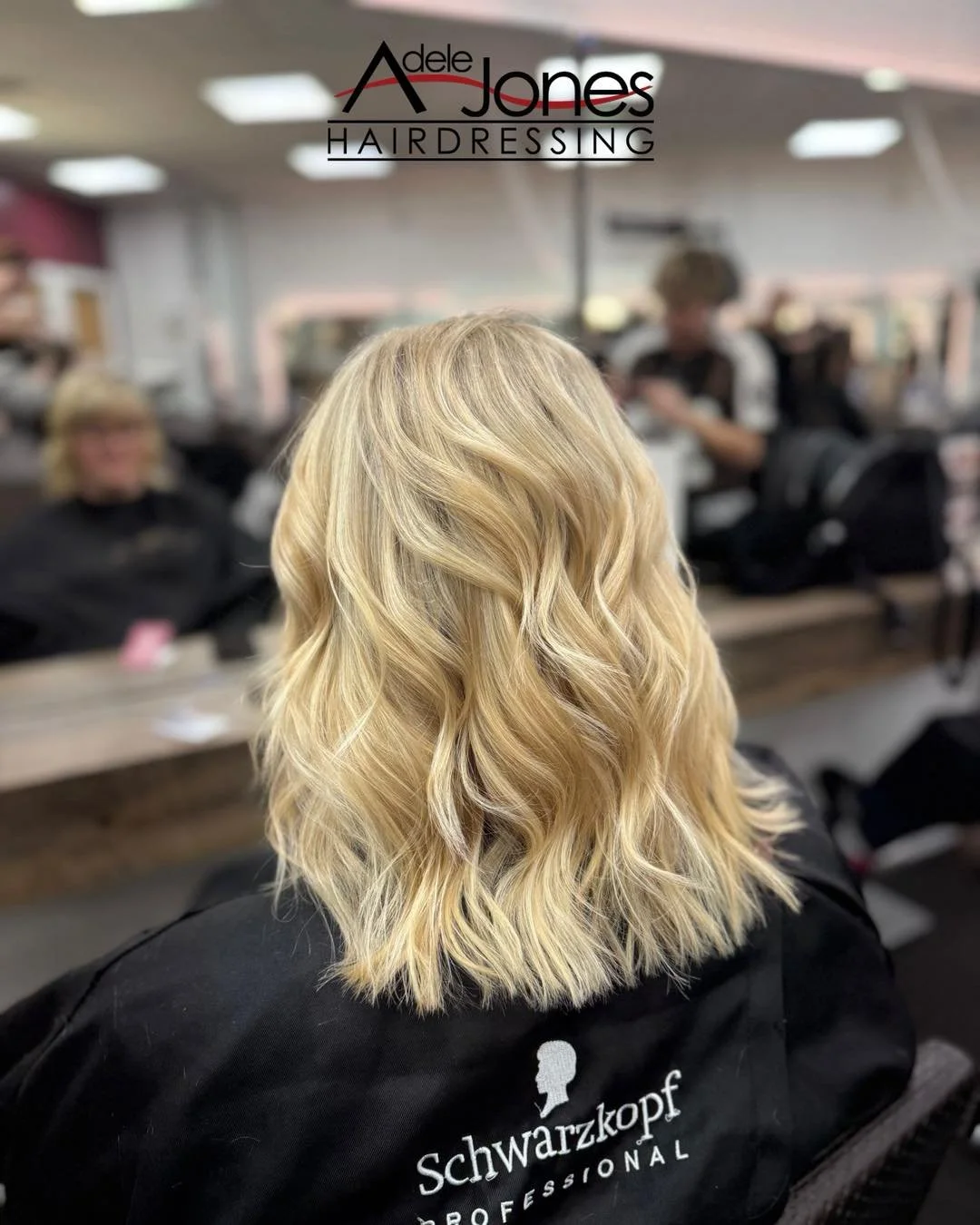 https://tinyurl.com/mffe7mbu
Soft Blended Blonde created by our Salon Director Liv.
-
-
#hair #adelejoneshairdressing #barnsley #barnsleyhairdresser #ghd #schwarzkopf #schwarzkopfprofessional #chromaidschwarzkopf #toner #foils