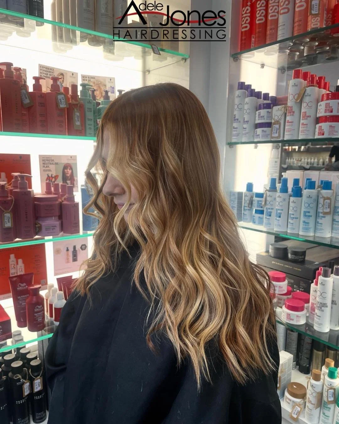 https://tinyurl.com/mffe7mbu
Rooted Biscuit Blonde created by our Artistic Director Len.
-
-
#hair #adelejoneshairdressing #barnsley #barnsleyhairdresser #ghd #schwarzkopf #schwarzkopfprofessional #chromaidschwarzkopf #toner #foils