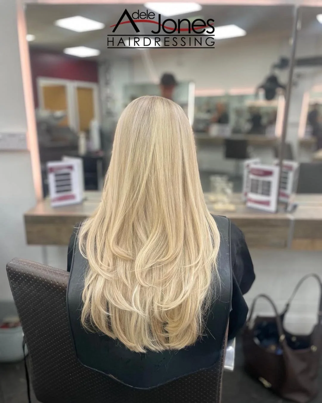 https://tinyurl.com/mffe7mbu
Milky Blonde created by our Artistic Director Len.
-
-
#hair #adelejoneshairdressing #barnsley #barnsleyhairdresser #ghd #schwarzkopf #schwarzkopfprofessional #chromaidschwarzkopf #toner #foils