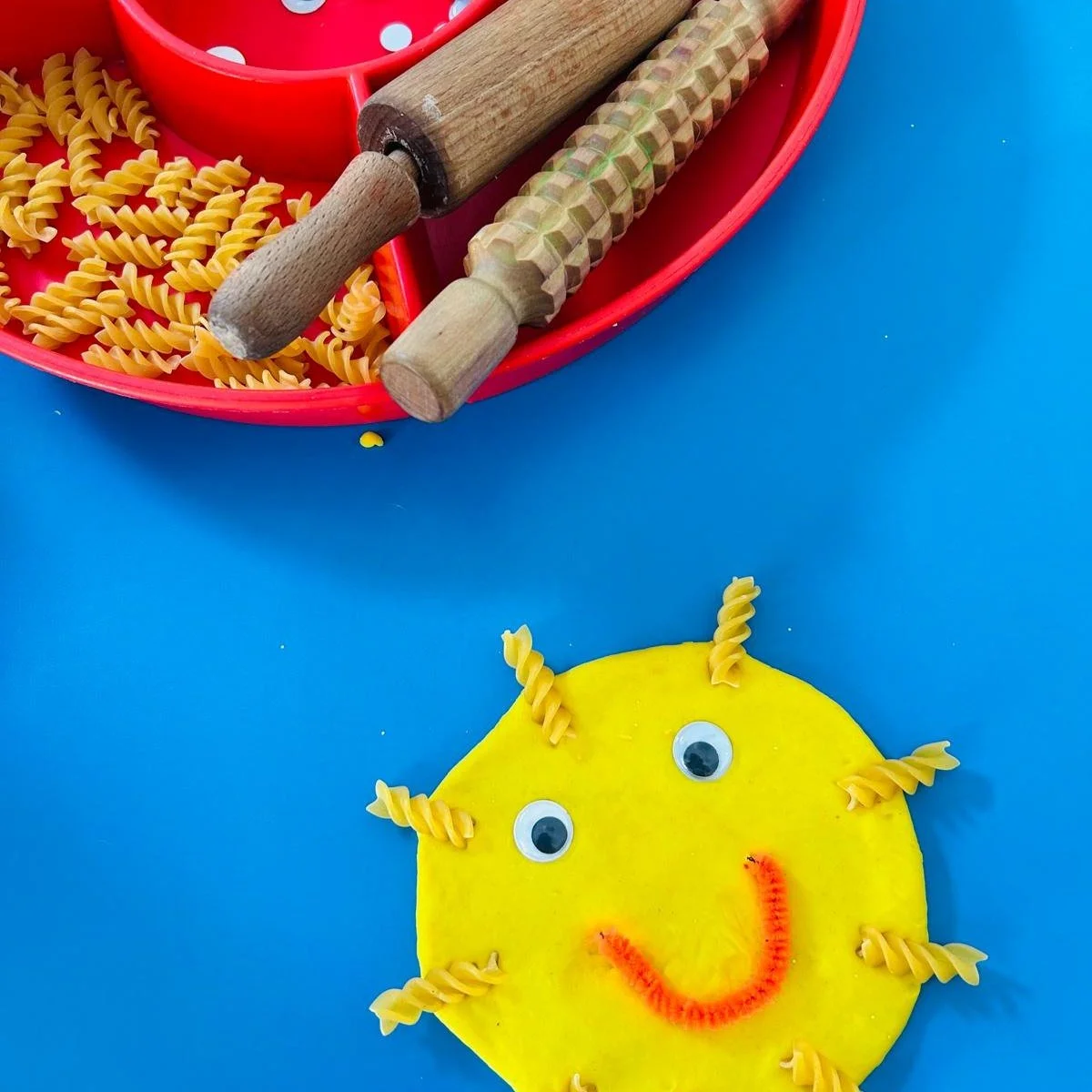 🌦️ This week&rsquo;s play theme is&hellip; WEATHER! A very British topic of conversation ☀️🌧️

We know when the sun comes out, many of you head to the parks and fountains (and we really don&rsquo;t blame you!). If we could, we&rsquo;d make all our 