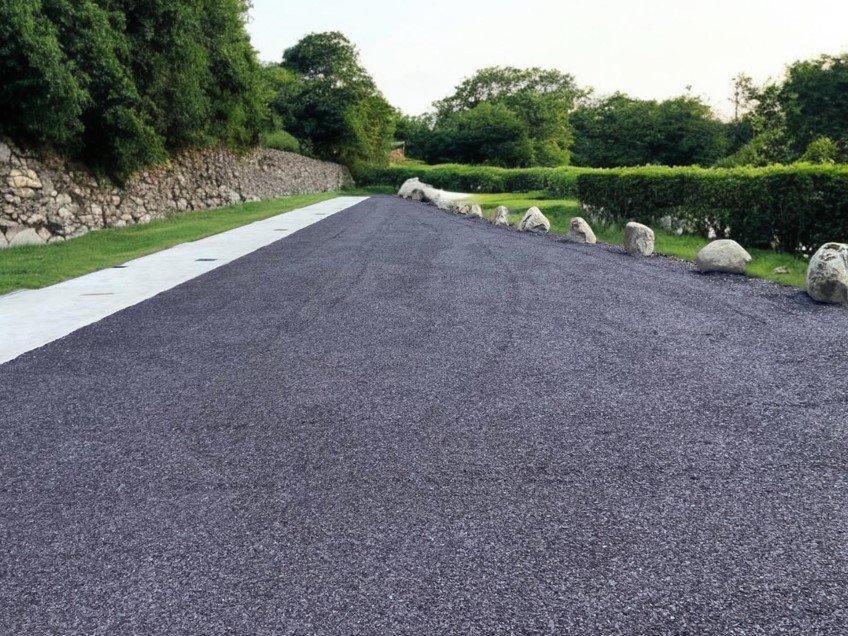 Plum Welsh Slate Self-Binding Gravel Alongside Boulders