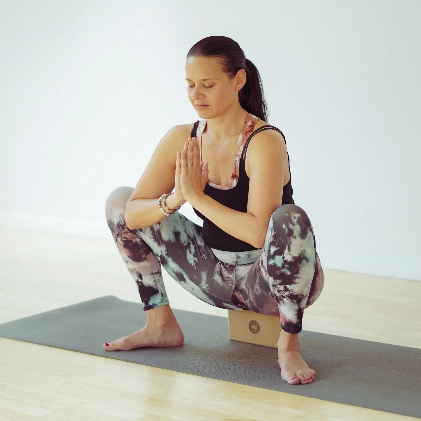 Malasana Squat oder die tiefe Hocke...
W&auml;hrend wir westlich gepr&auml;gten Menschen viel auf St&uuml;hlen sitzen oder auf dem Sofa, sitzen in vielen asiatischen L&auml;ndern die Menschen in der tiefen Hocke. Diese Position streckt den gesamten R