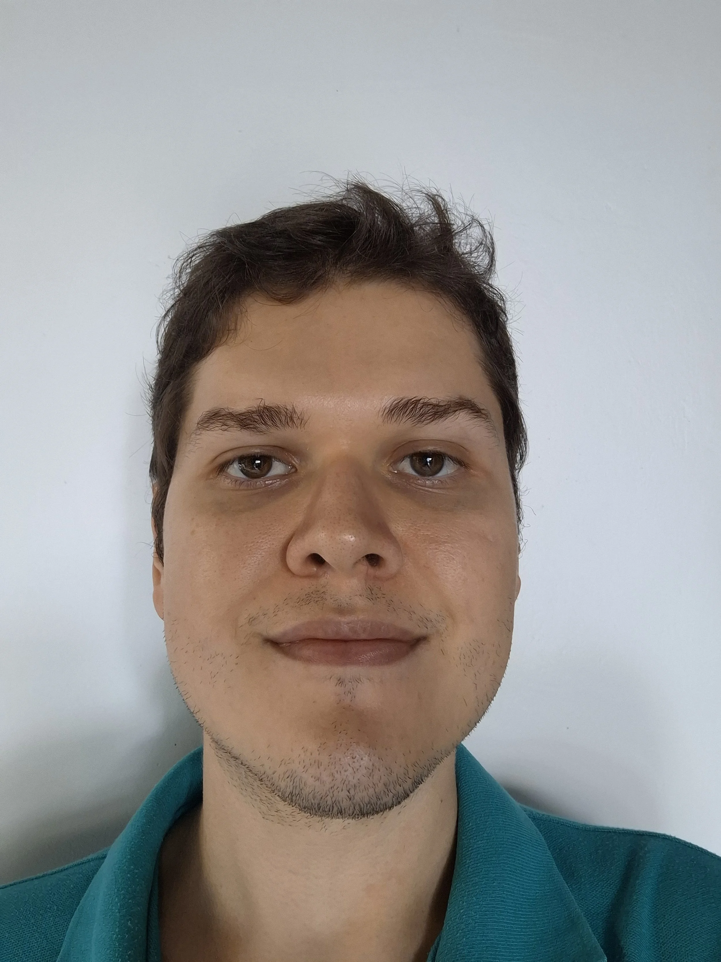 Profile picture of Oscar Felipe Núñez Alfaro, weaing a dark green shirt with short dark hair, smiling.