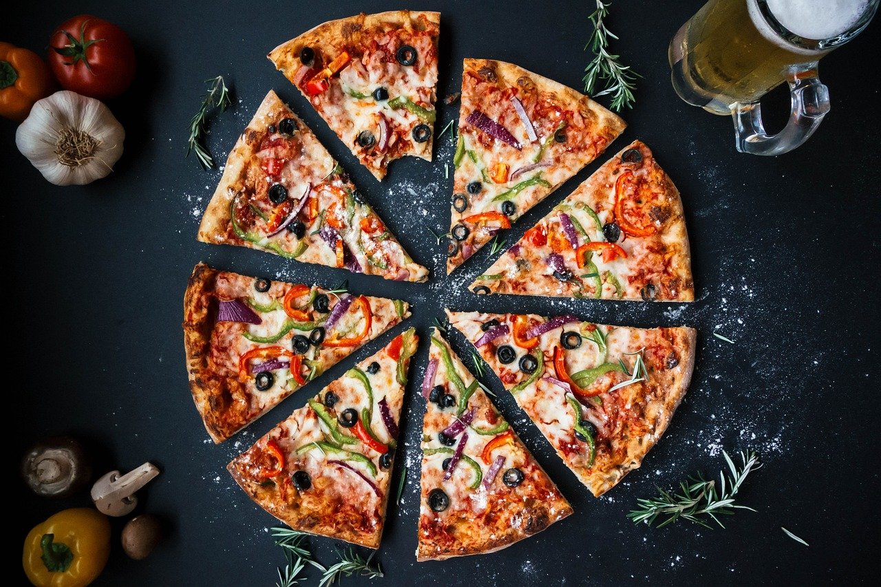 Pizzas sur plaques de boulangerie