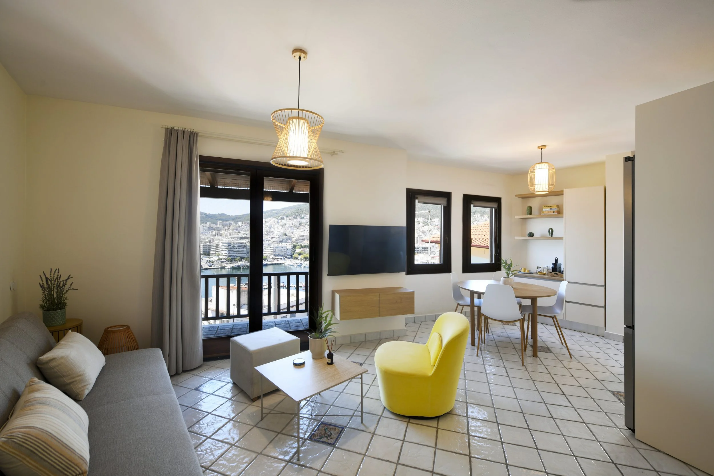 Extra bedroom apartment with a balcony overlooking Kavala's harbour 