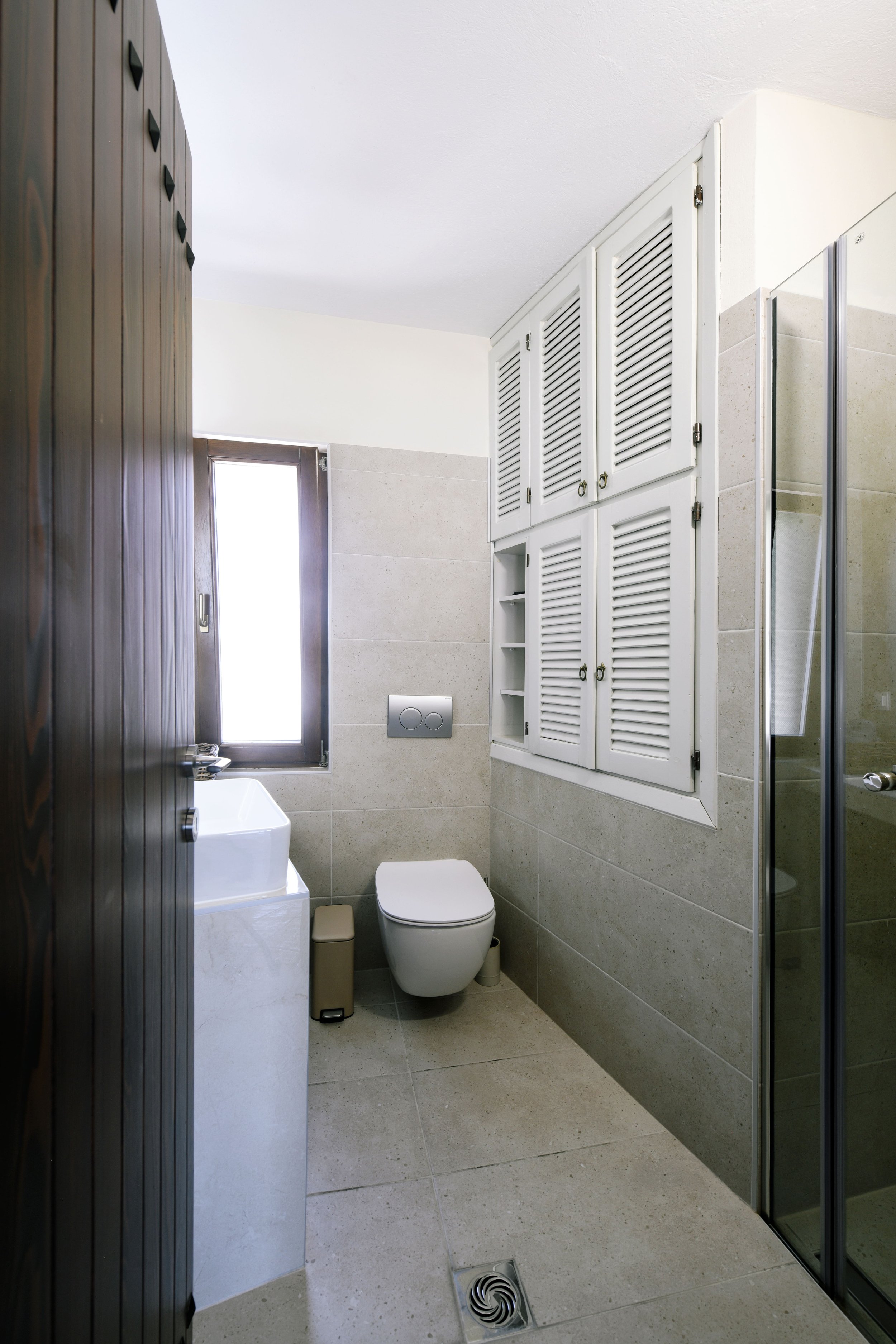 Extra bedroom apartment with a balcony overlooking Kavala's harbour - bathroom 