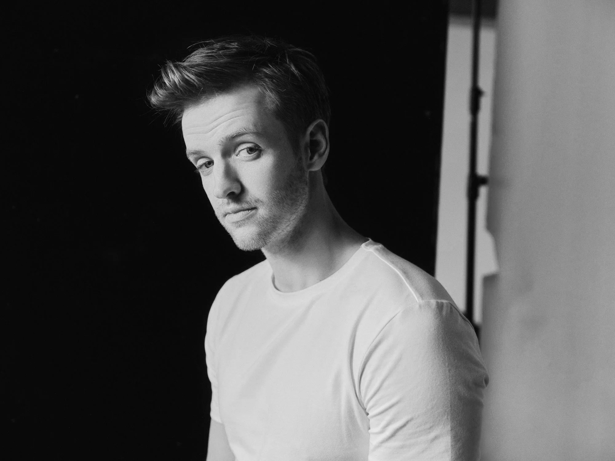 Schwarz-Weiß Porträt von Timur Bartels, CEO & Founder der Berliner Agentur easy productions.