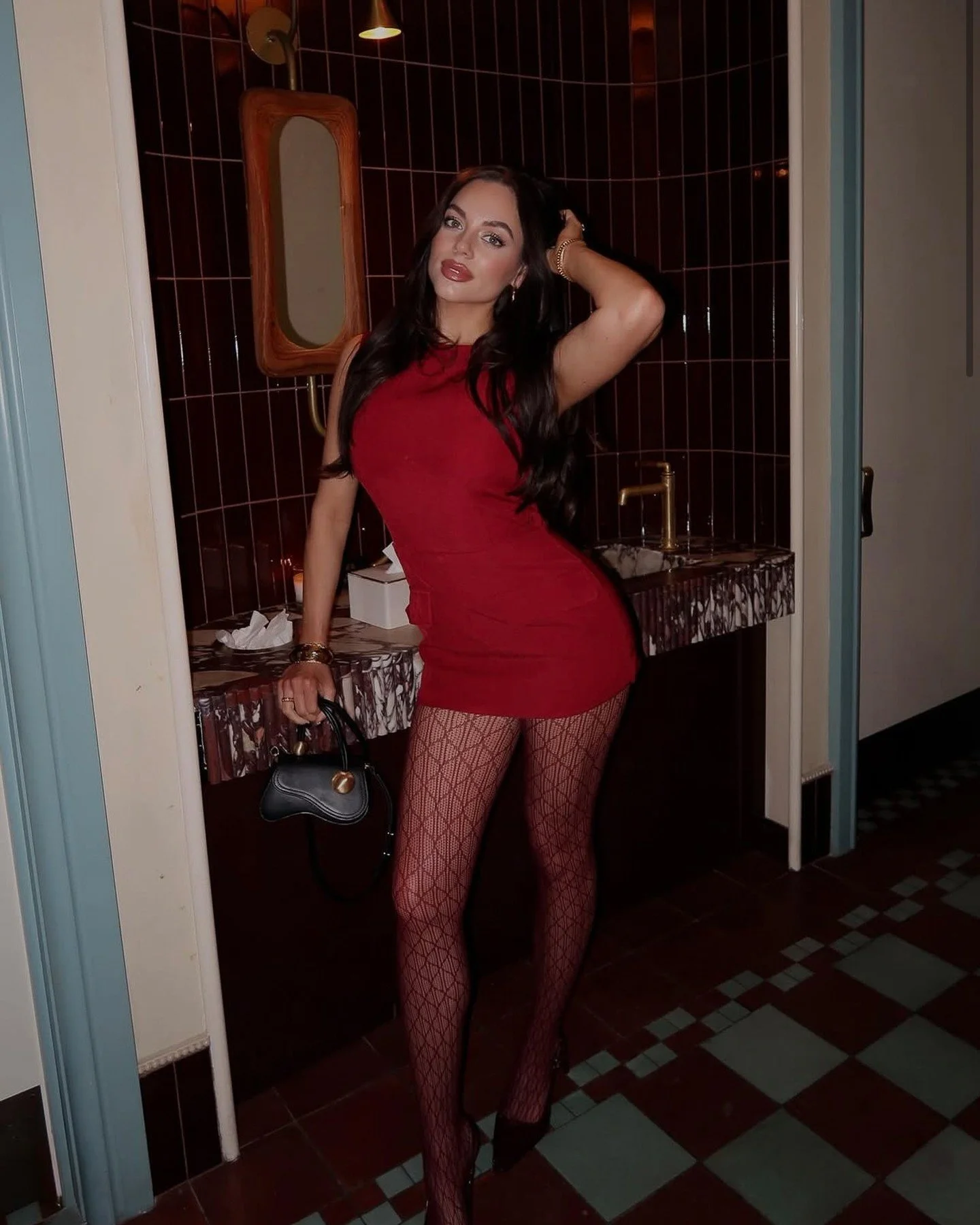 A reminder that sometimes the best plan is dinner with friends at your favorite place ✨ 🥂⁠
⁠
Love,⁠
⁠
D.D. 🛵⁠
⁠
📸: @sarah_barzeski