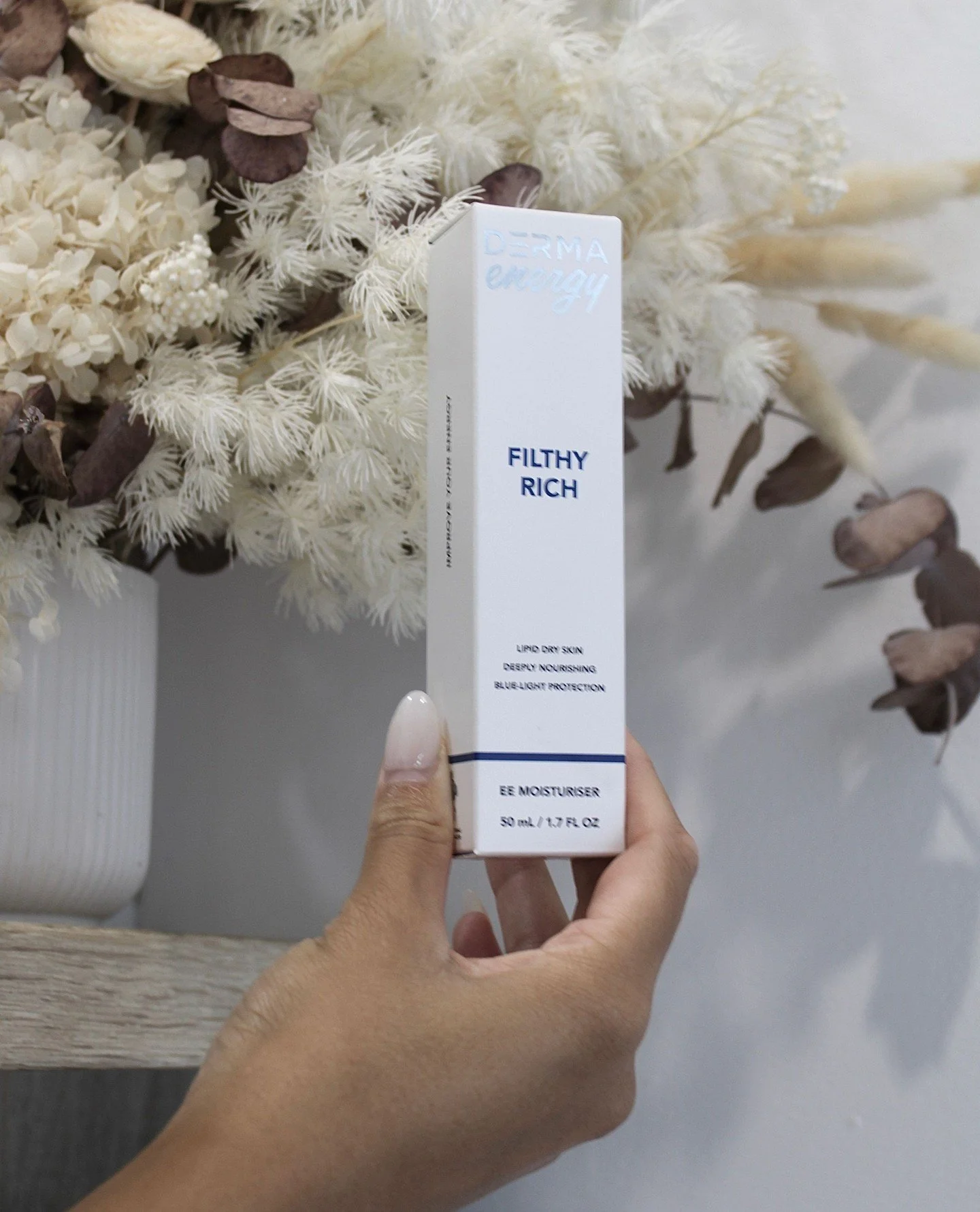 How to choose the right moisturiser 👇🏼
As the weather changes, so do your skin’s needs. The moisturiser that worked perfectly in winter might feel too heavy in the warmer months — or not hydrating enough in cooler weather.
In sum