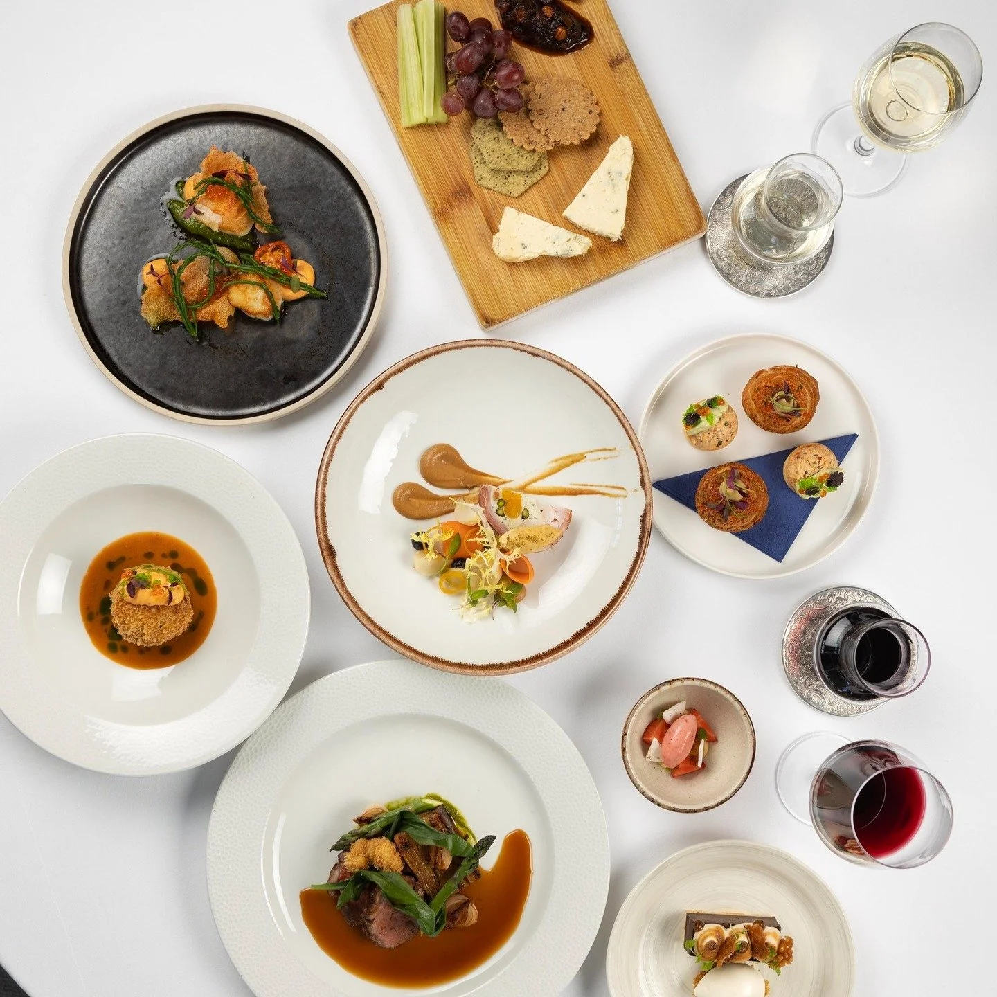 Our one-night gourmet stay is one for the foodies, an escape to the sea with cocktails, naughtily good nibbles and a tasting menu that is anything but ordinary - just like Talland itself! 

Start your evening in the bar with a cocktail and a few play