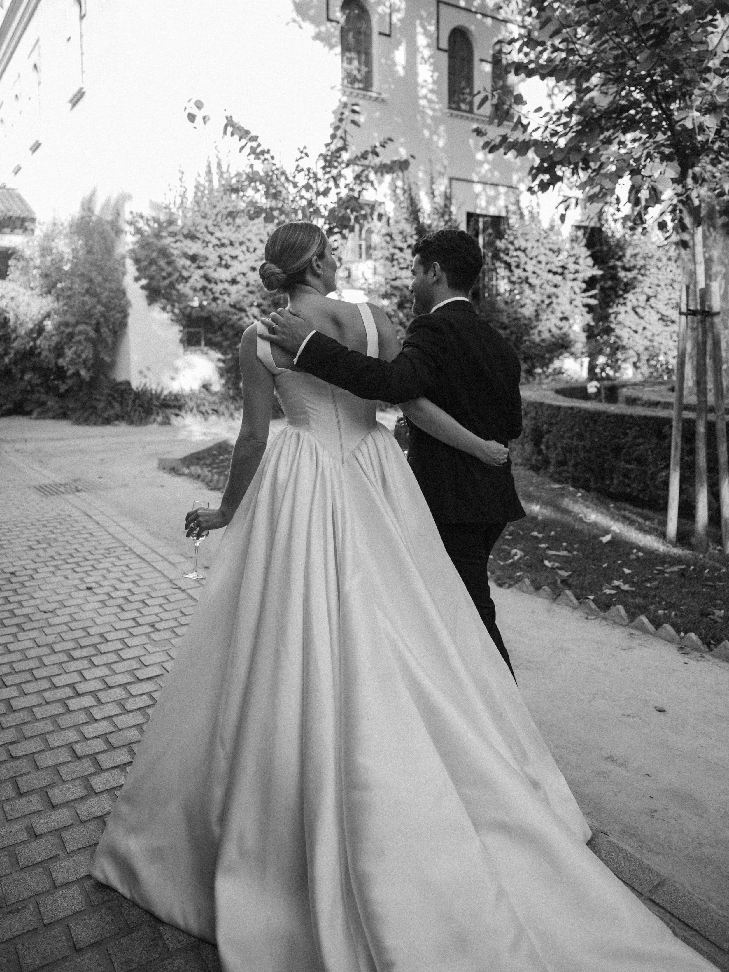 bride and groom black and white picture 