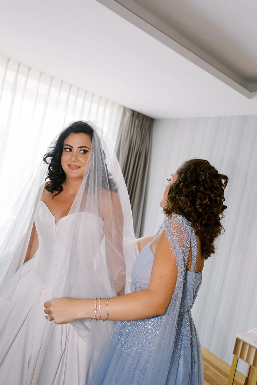 bride and her sister 