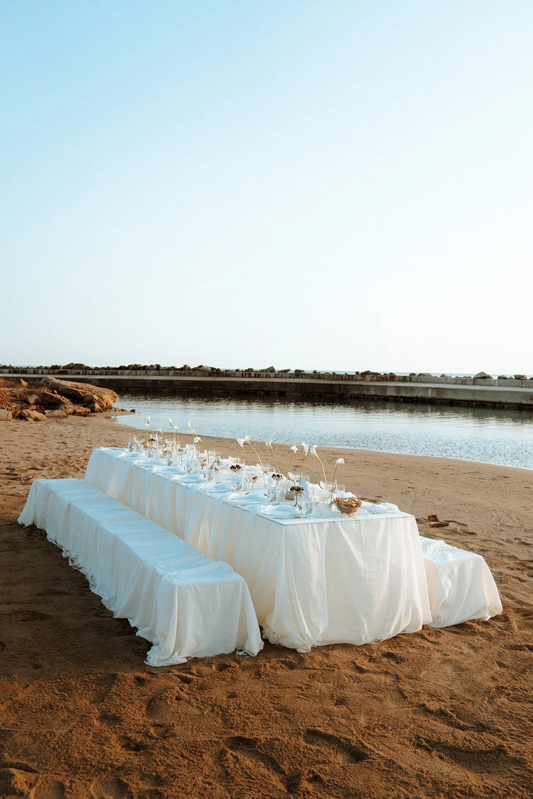 mediterranean inspired styled shoot wedding next to the sea with white tablecloths