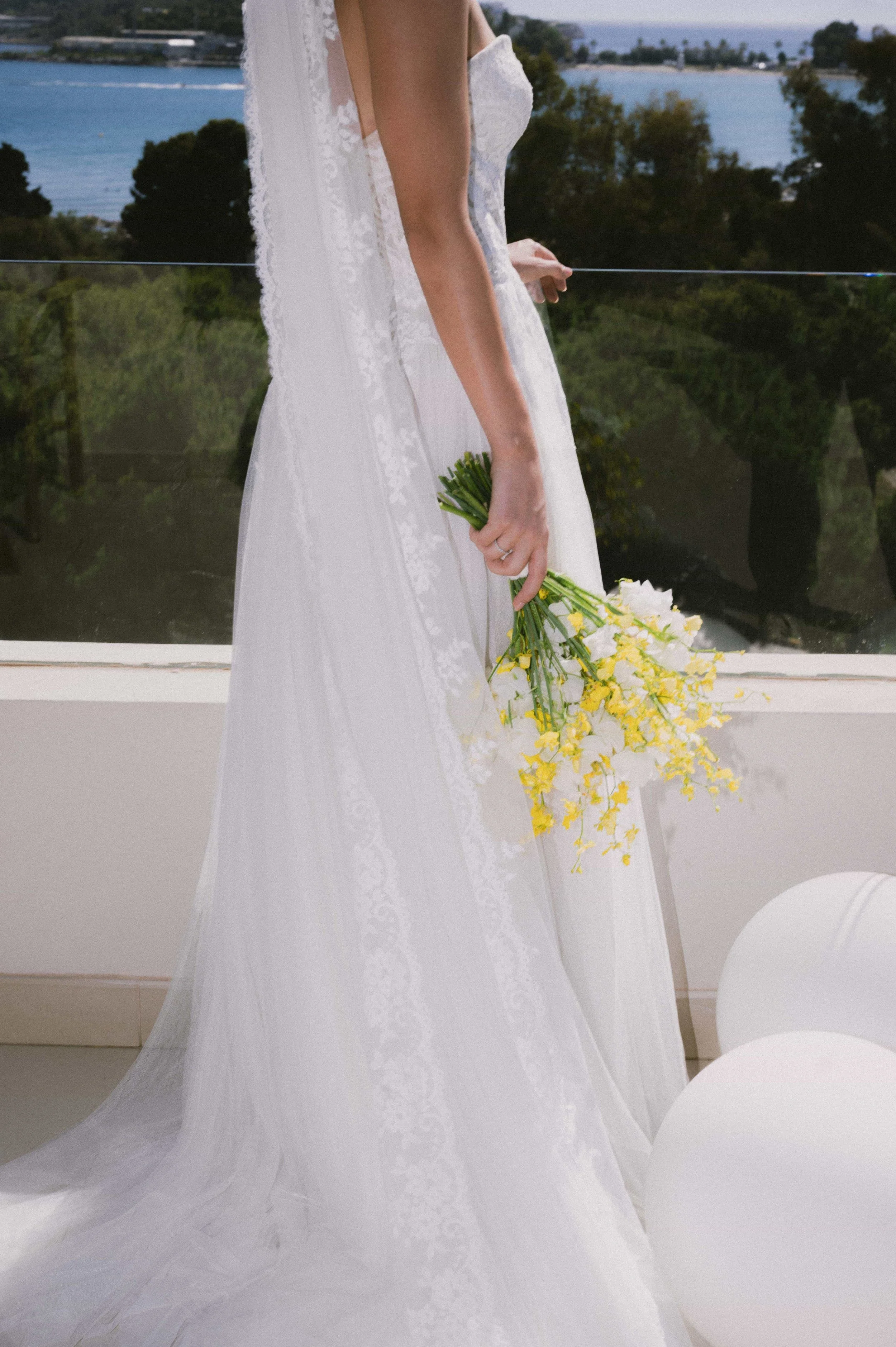 yellow bouquet bride