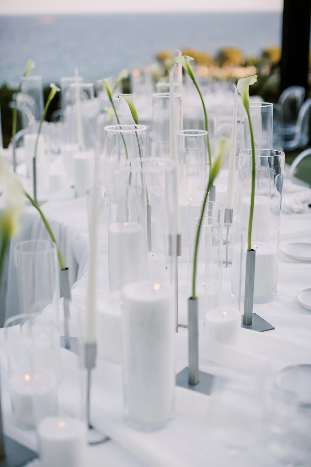 white cala lilies and white sand candles 