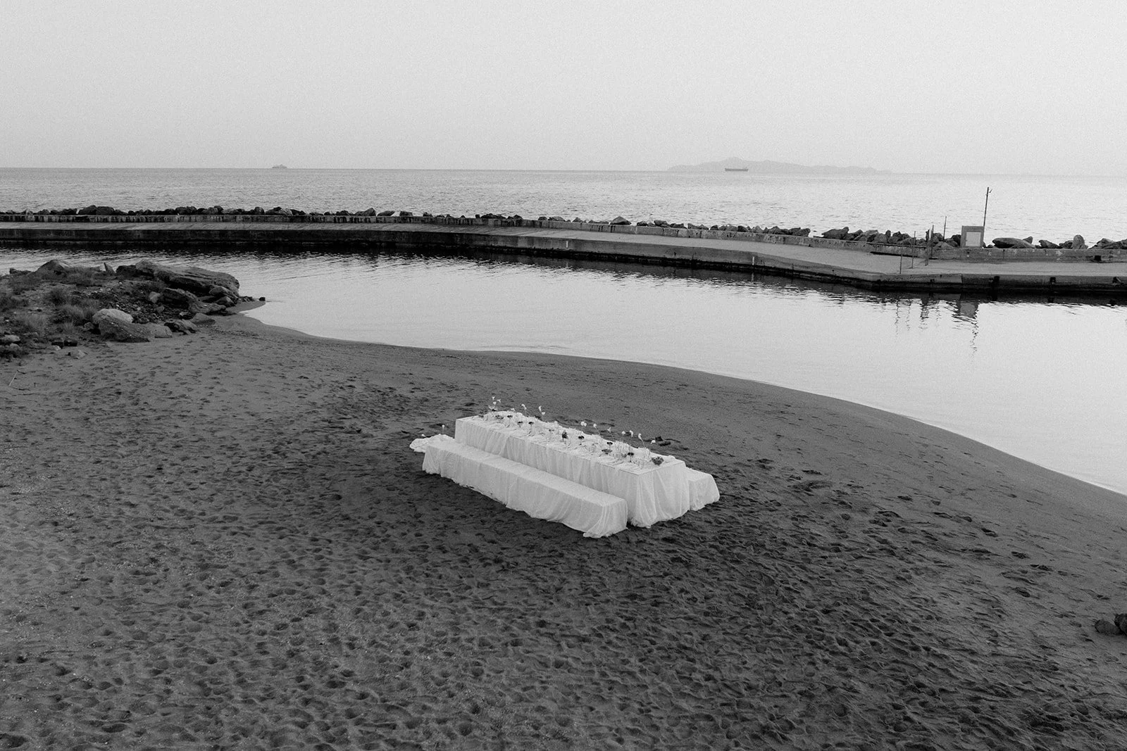 drone shot of a wedding rectangular table in black and white 
