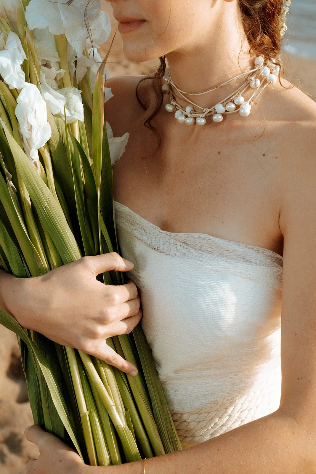 bride pearl necklace and bouquet