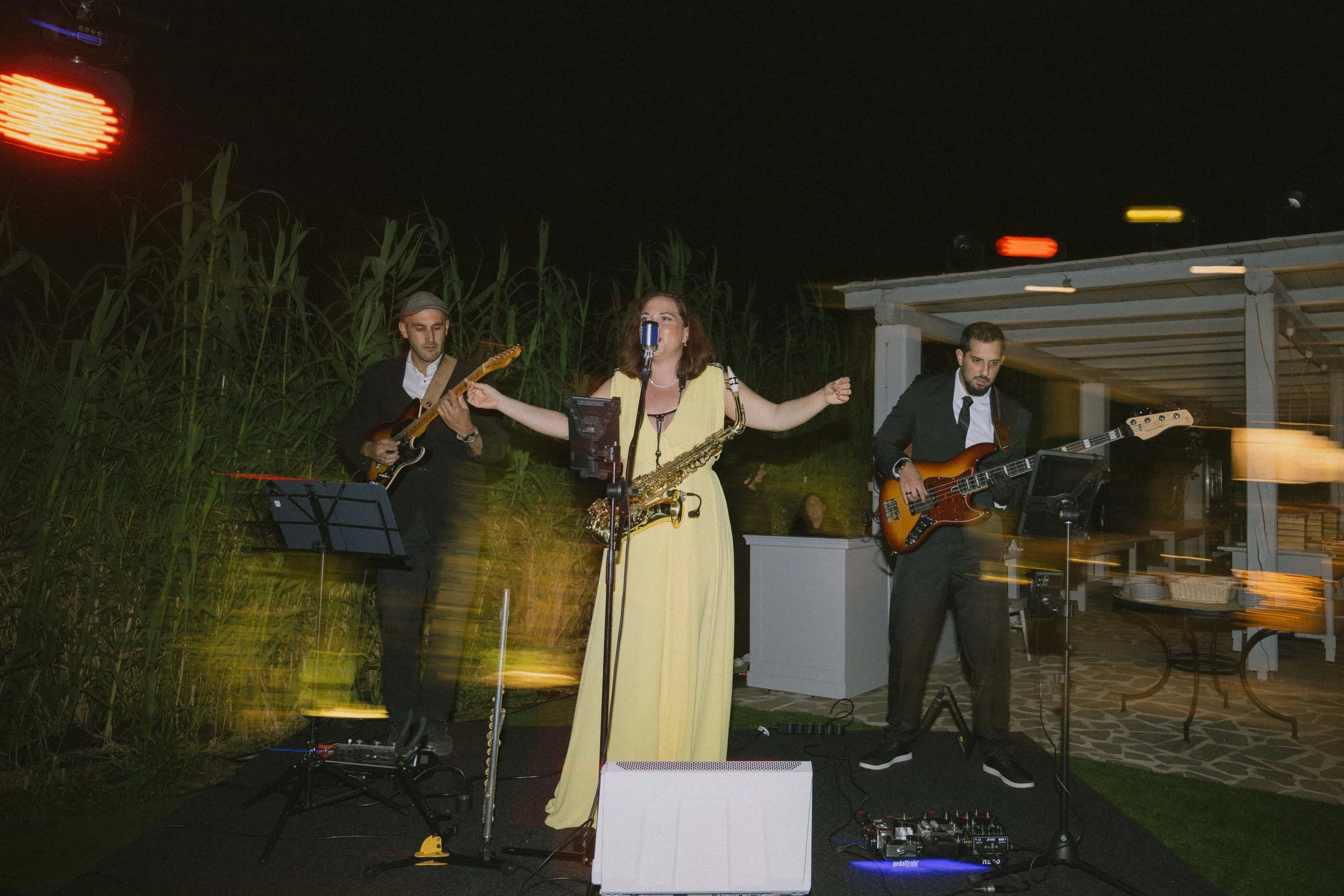 band singing in a wedding 
