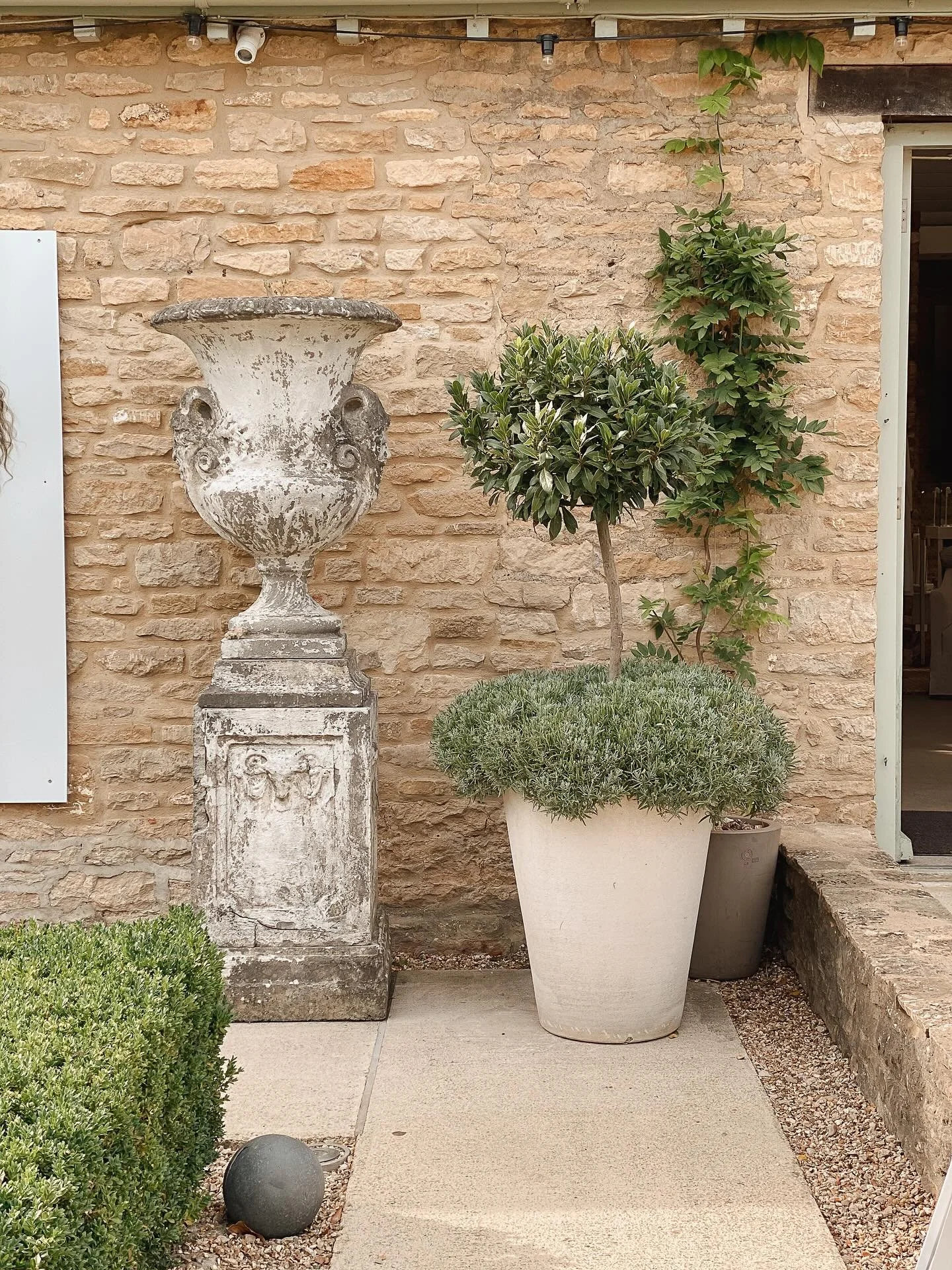 Cosy season may be just around the corner but I&rsquo;m embracing the last of these beautiful late summer nights ☀️🤍

#cotswoldstyle #moderncountryliving #moderncountryinteriors #rustichomedecor #indooroutdoorliving #countrysideliving #englishcountr