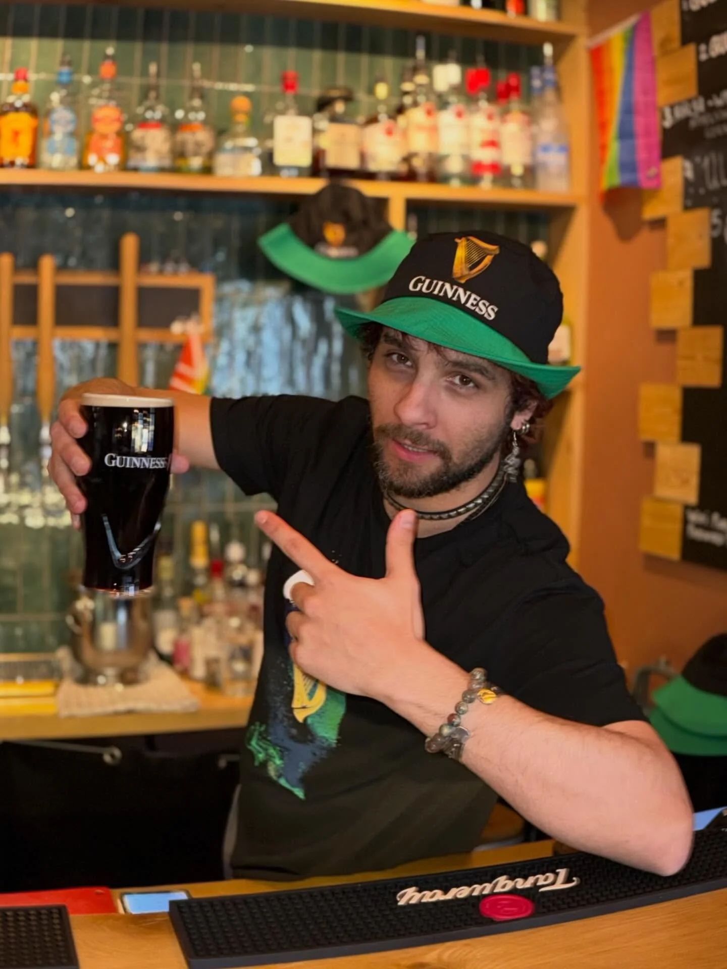 Happy St. Patrick&rsquo;s Day! 🍀 

Celebrate it at Ell&yacute; &ndash; split the G and win a Guinness bucket hat! 🎩🍺 

Plus, enjoy a shot of Jameson for 1000 kr 🥃 

Sl&aacute;inte! 🇮🇪