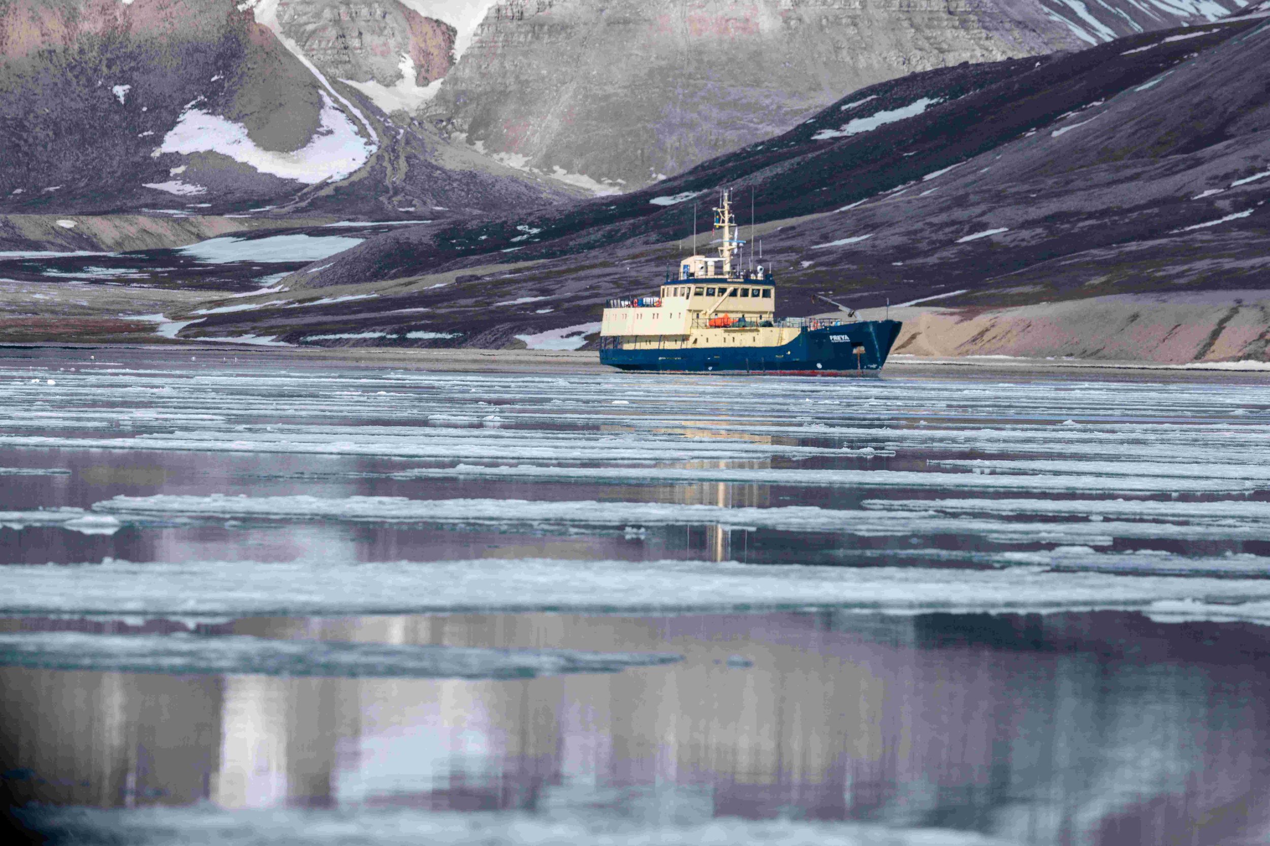Arctic-Expedition-Ship_2026-06-04_01.jpg