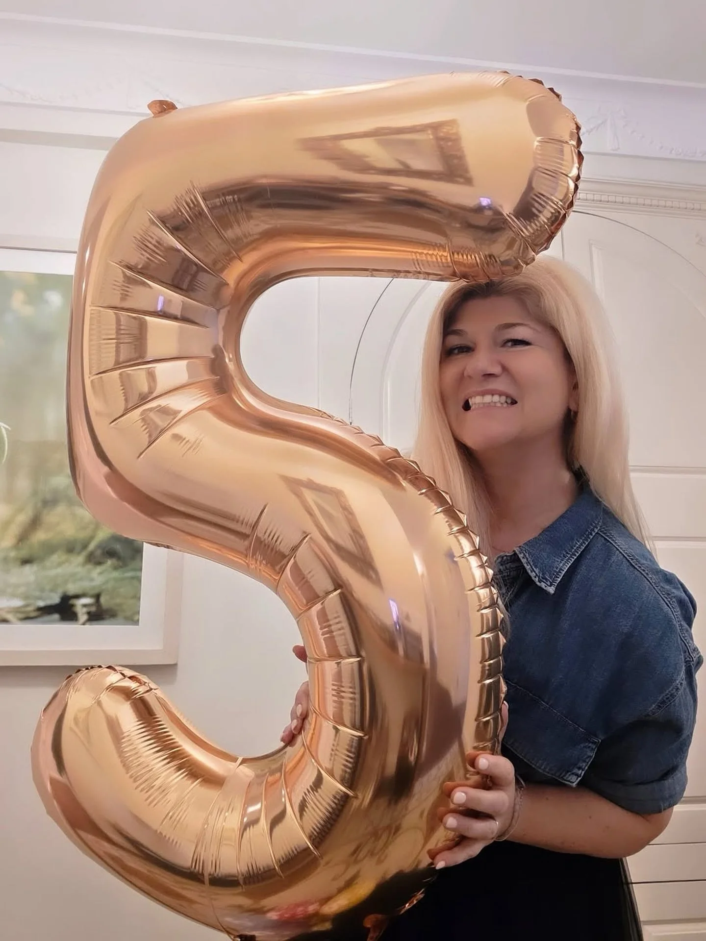 Happy Birthday and happy FIVE years to thriver @carlymoosah!! 💕

44 today with my 5 year all clear balloon from Monday which I&rsquo;m still floating on cloud 9 about. What a week 🙏🏻
Feeling utterly loved, deeply grateful, and very spoiled by all 