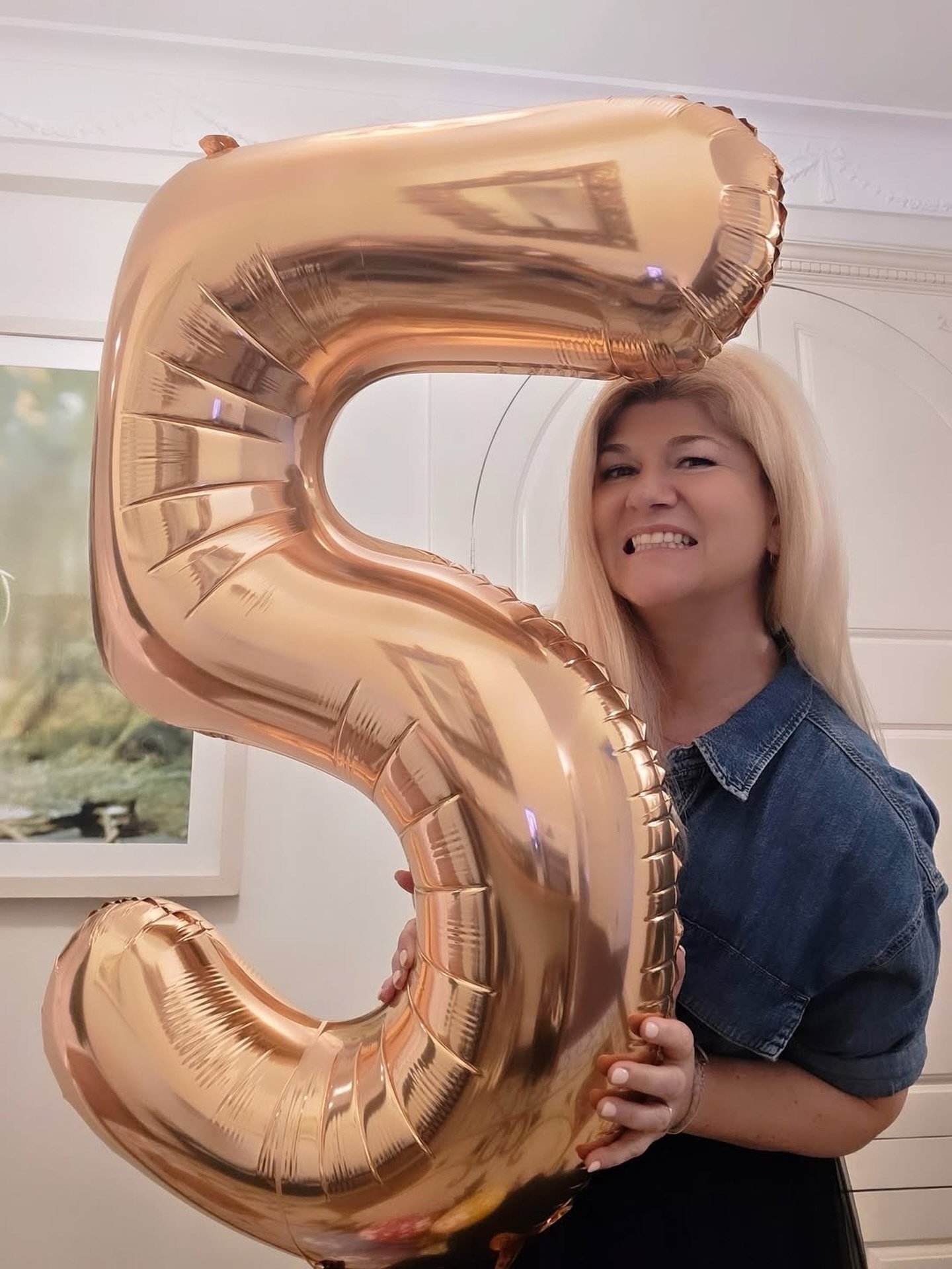 Happy Birthday and happy FIVE years to thriver @carlymoosah!! 💕

44 today with my 5 year all clear balloon from Monday which I&rsquo;m still floating on cloud 9 about. What a week 🙏🏻
Feeling utterly loved, deeply grateful, and very spoiled by all 