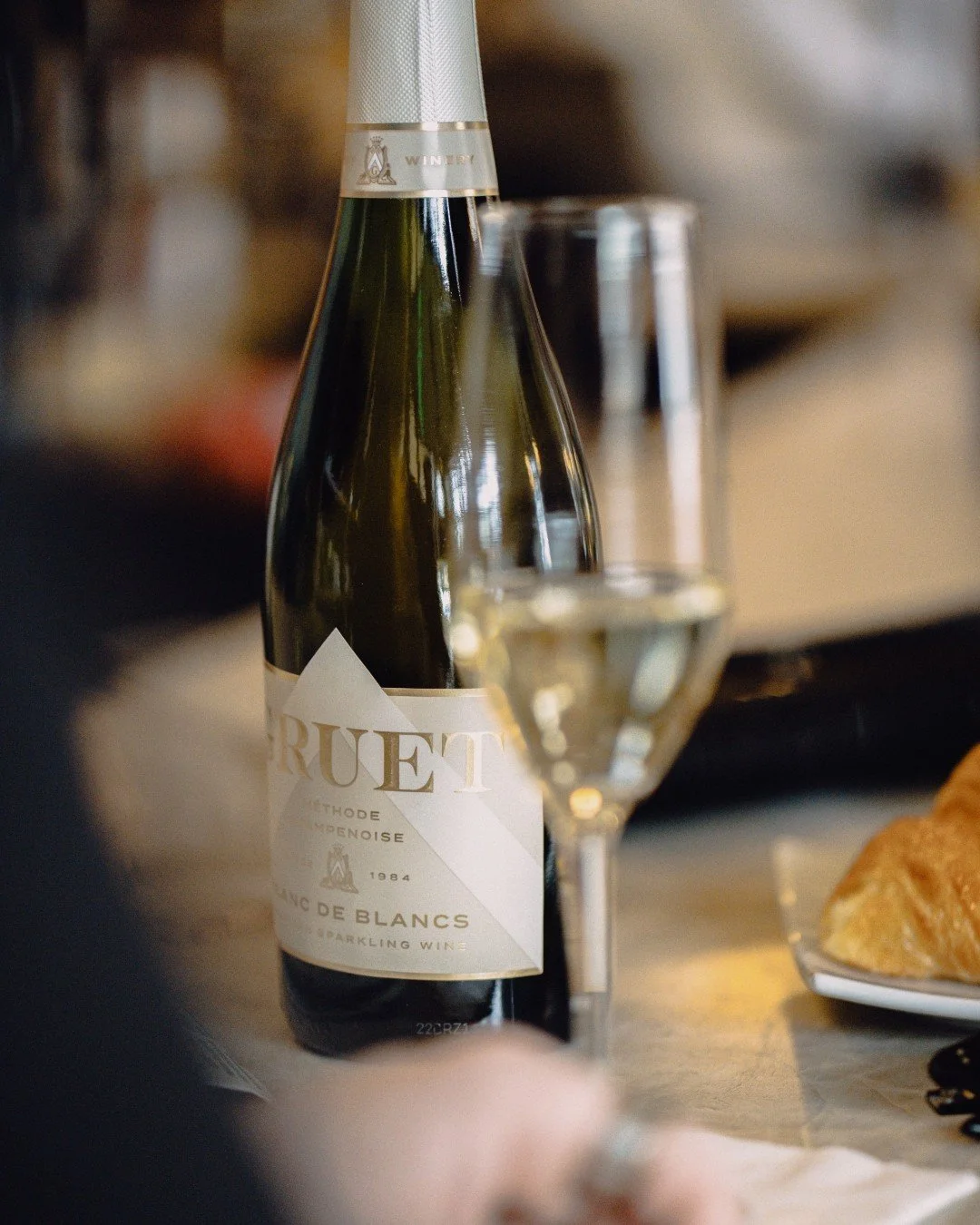 Double the trouble and twice the bubbles!🫧🍾 Our Blanc de Noirs and Blanc de Blancs join our Brut in their brand new chic makeovers. New look, same great bubbles! 🥂