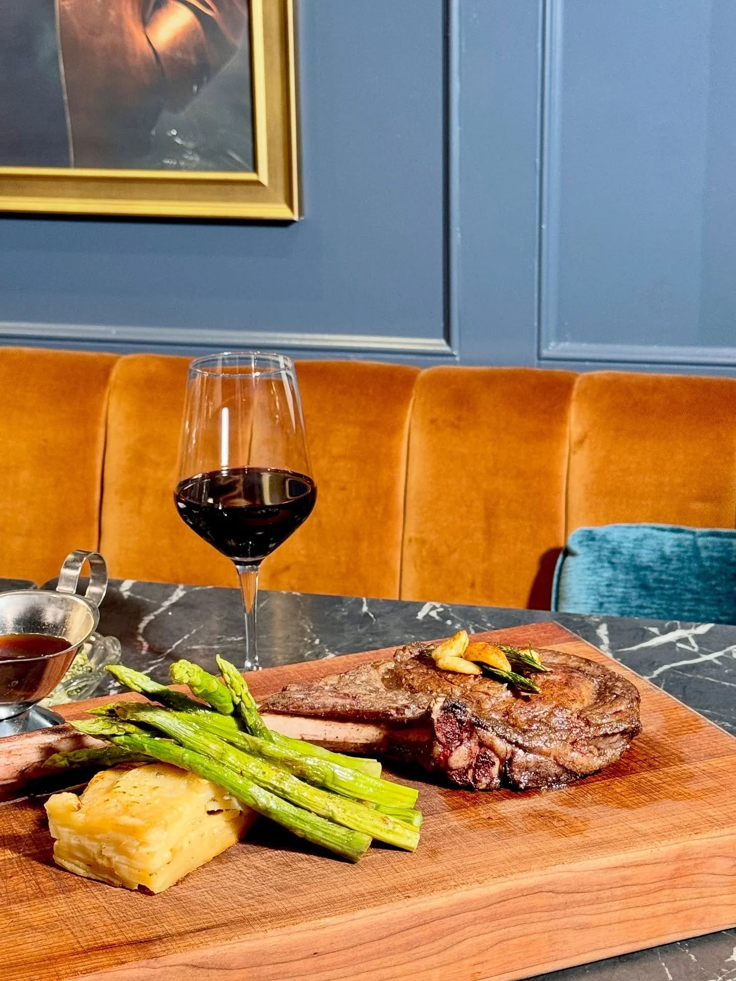 An introduction to our TOMAHAWK 🥩

Perfect for 2-3 people dining together. Delicious, juicy and wonderful. Try it with a couple of our side options. Now available at Prime Rib at the Garden. 

#prime #steakhouse #tomahawksteak #bayareadining #finedi