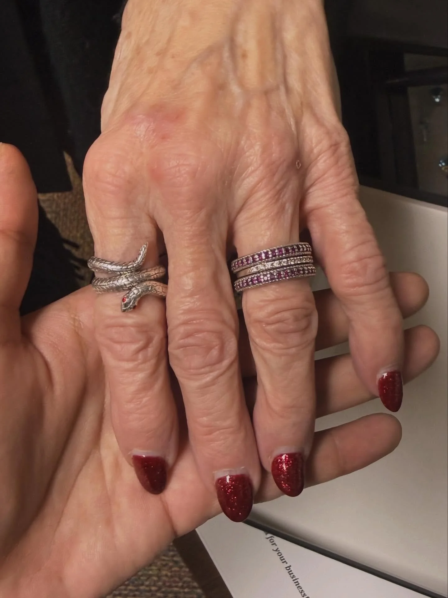 rings I saw / hands I held
 
⚜️
America 01 

#rings #hands #jewellery #curation #everydayart