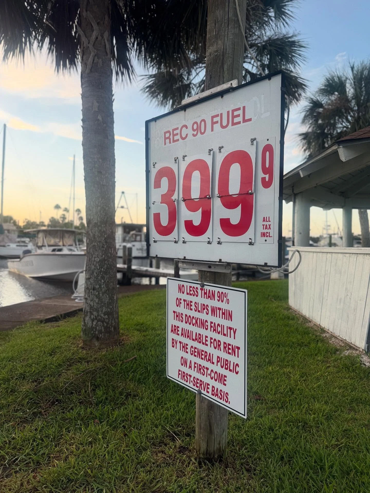 Other marinas: “We have fuel… but it’ll cost you.”
Twin Rivers Marina: “Hold my dock line.” 🧃🔥
#CheapFuelRoyalty #TwinRiversTakesTheW
#CaptainSavesBig #crystalriverflorida #crystalriverfl