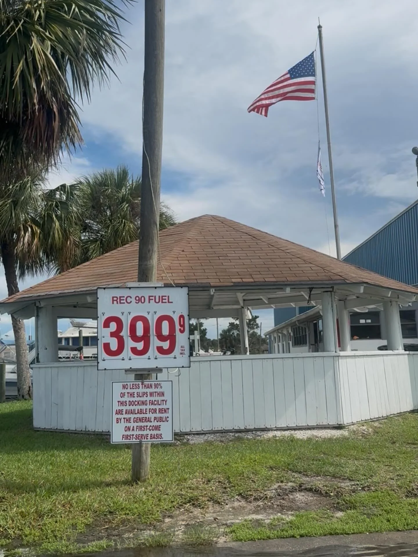 Saving you cents so you can spend more on snacks. πΏβ½ #FamilyBoatDay #fuelupandfloat #crystalriverflorida #labordayweekend