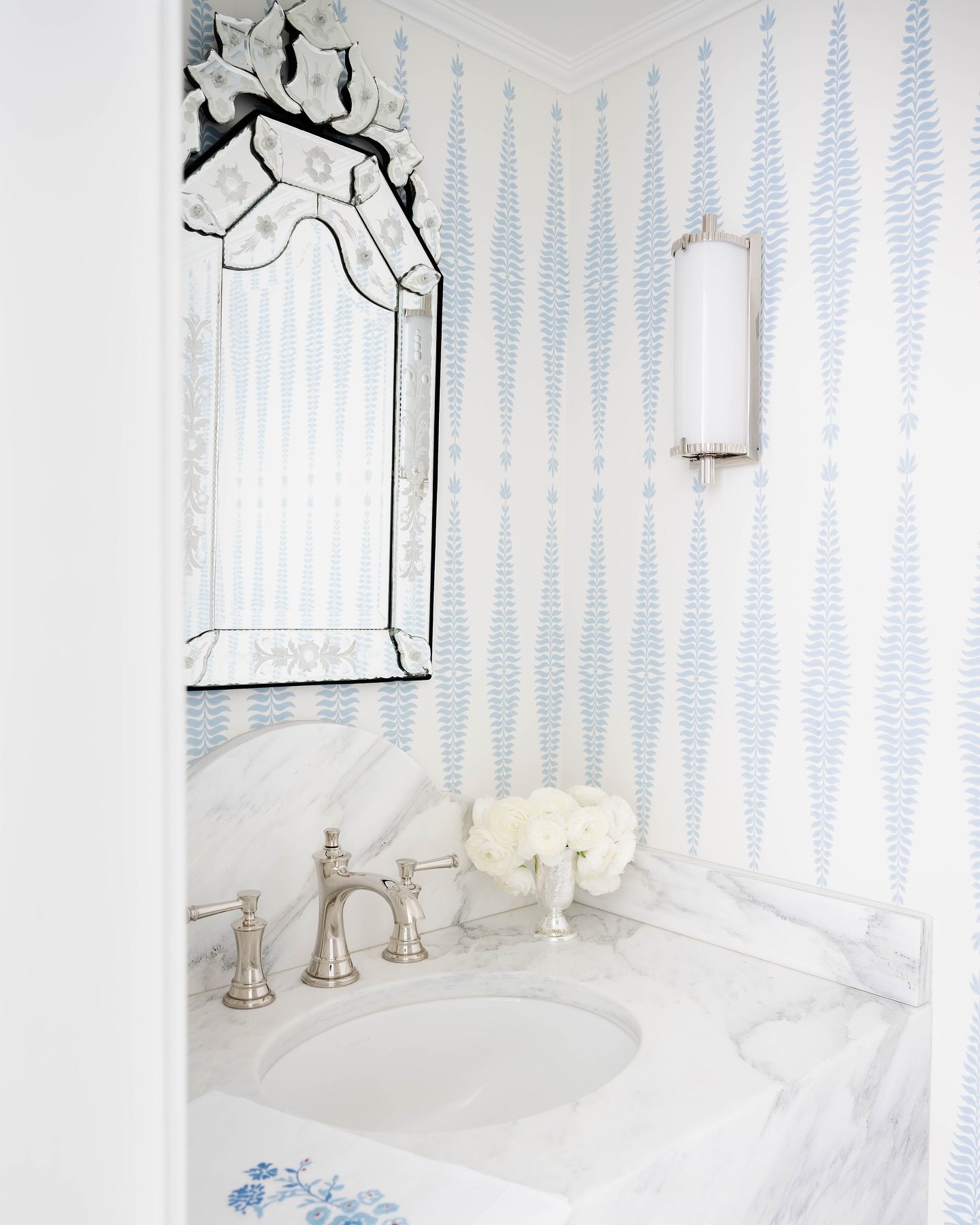 A peek inside my very own powder room. We have been slowly restoring our 1940s colonial, bringing it back to its traditional bones after a few areas were updated in the 90s. I used one of my favorite @schumacher1889 wallpapers, and found the perfect 
