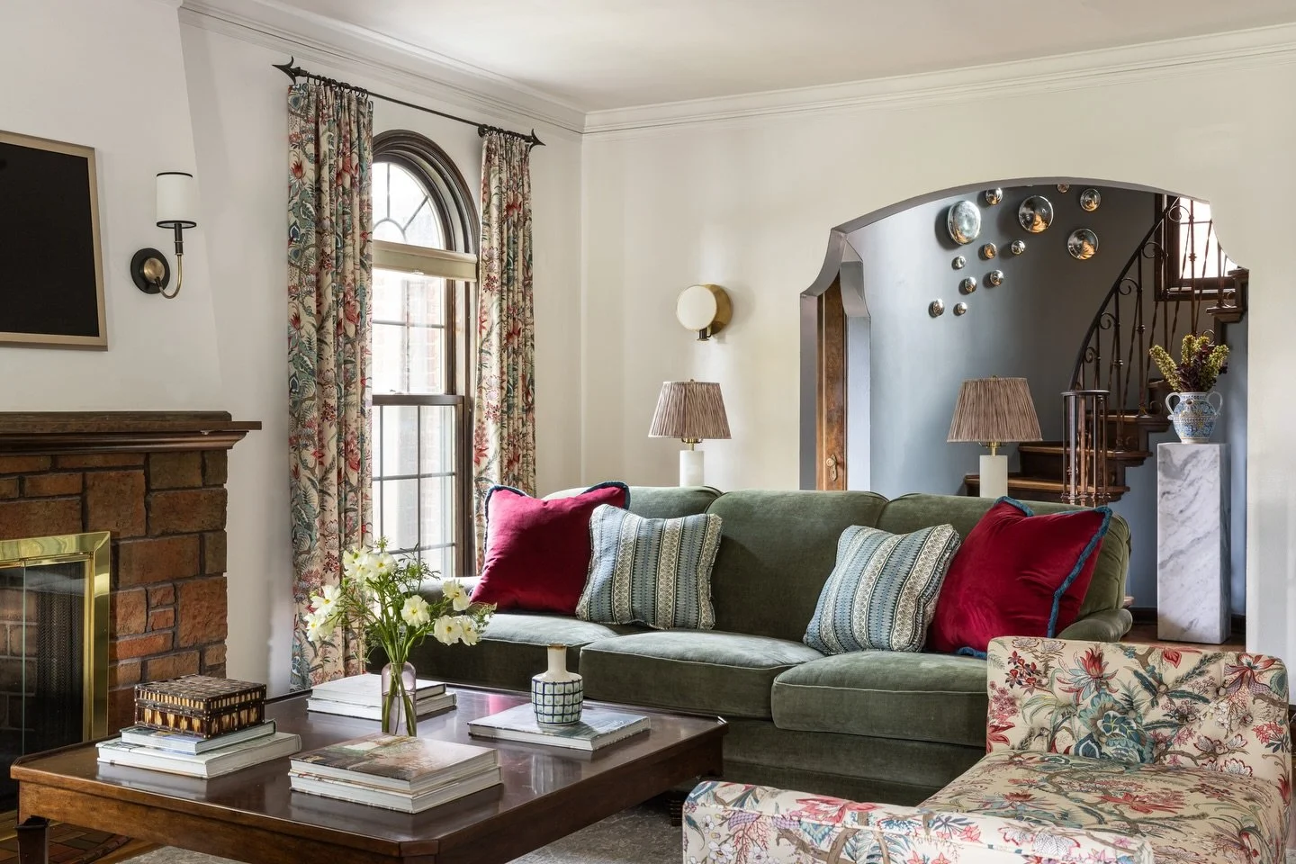 Classic is timeless&hellip;a lovely living room full of stories and details at our #MemorialTudor project 📸: @dpmuller