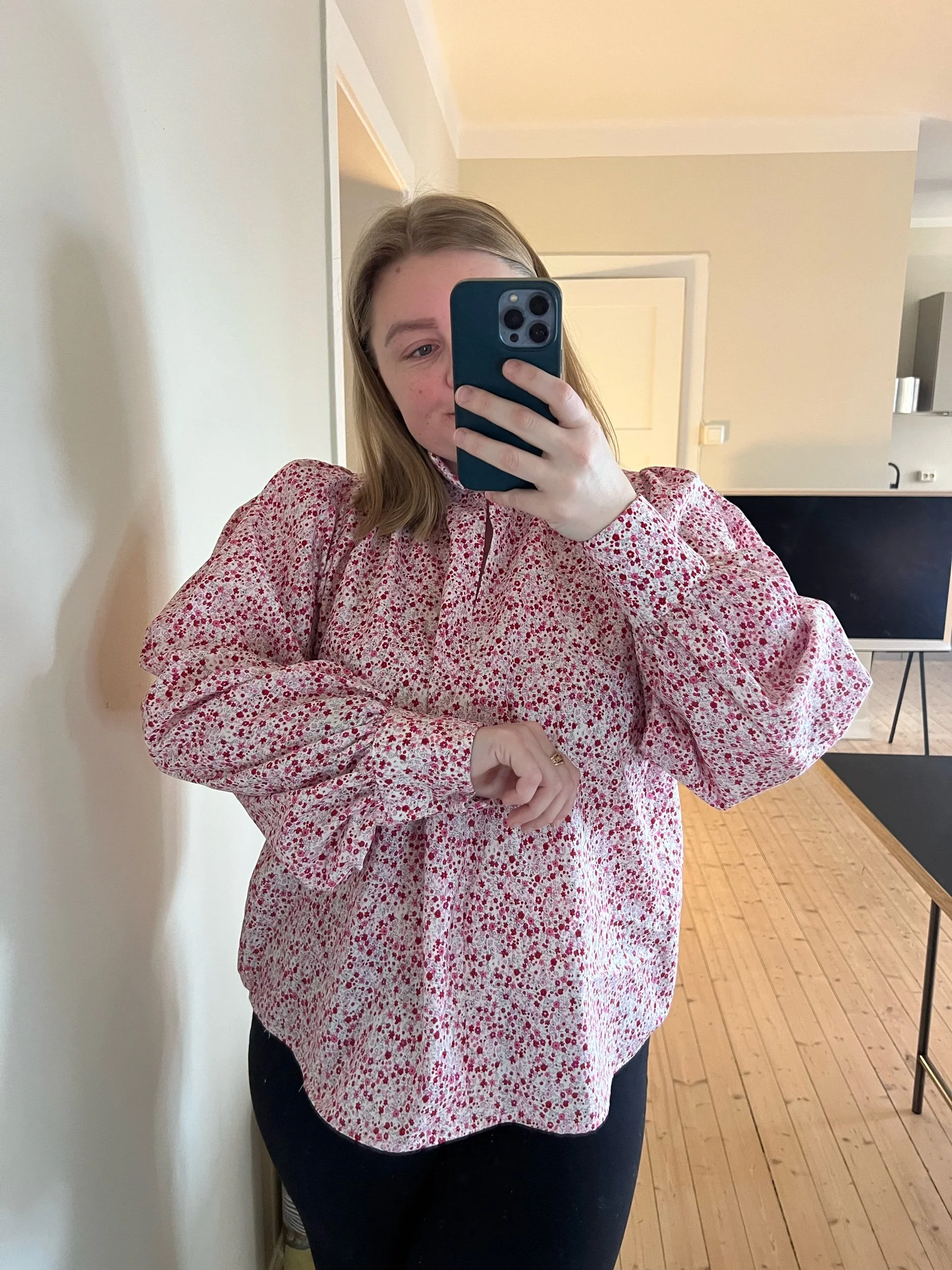 Bunadsskjorte med rosa og røde blomster M