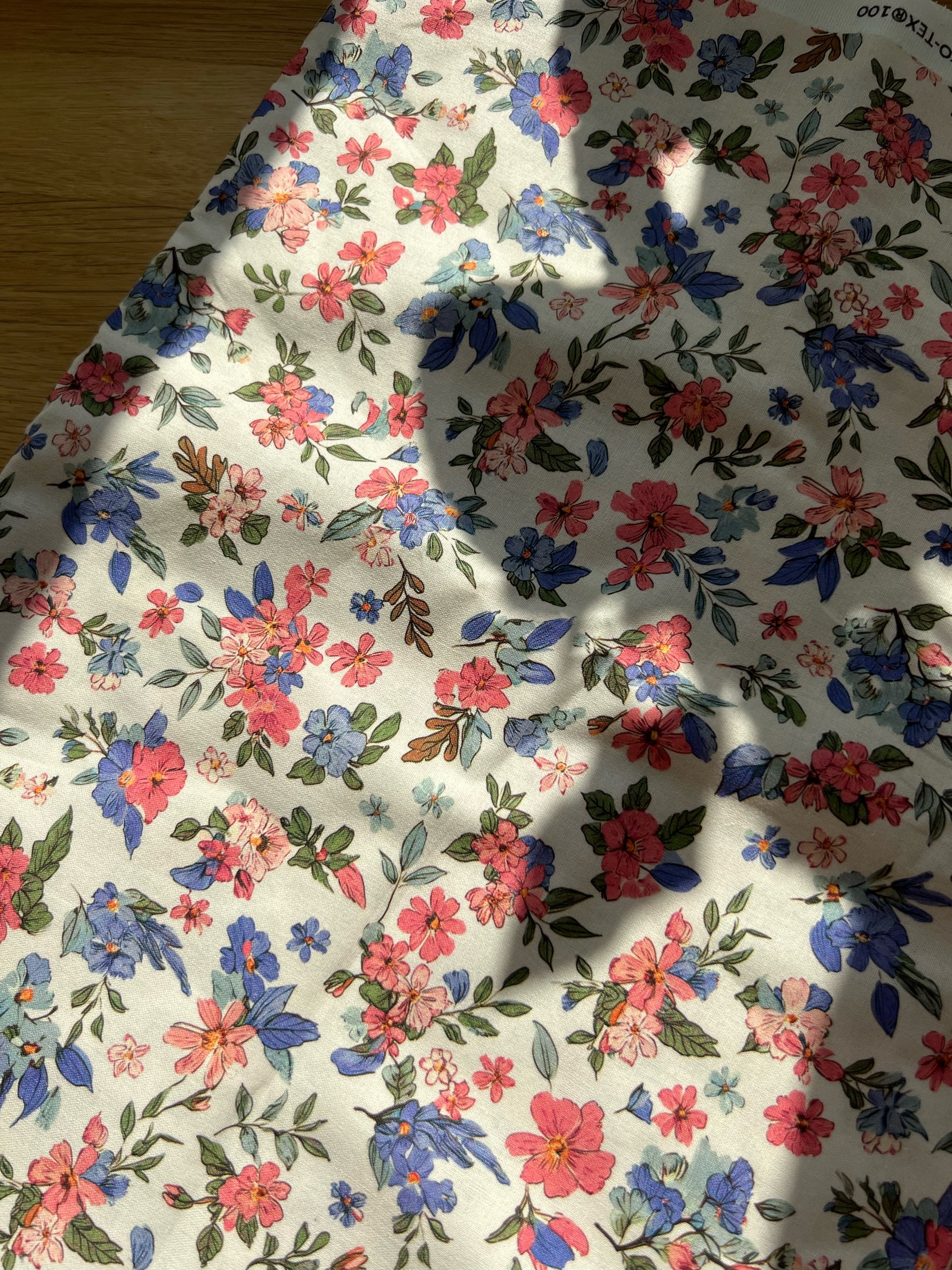 off white med lilla og rosa blomster (100% bomull