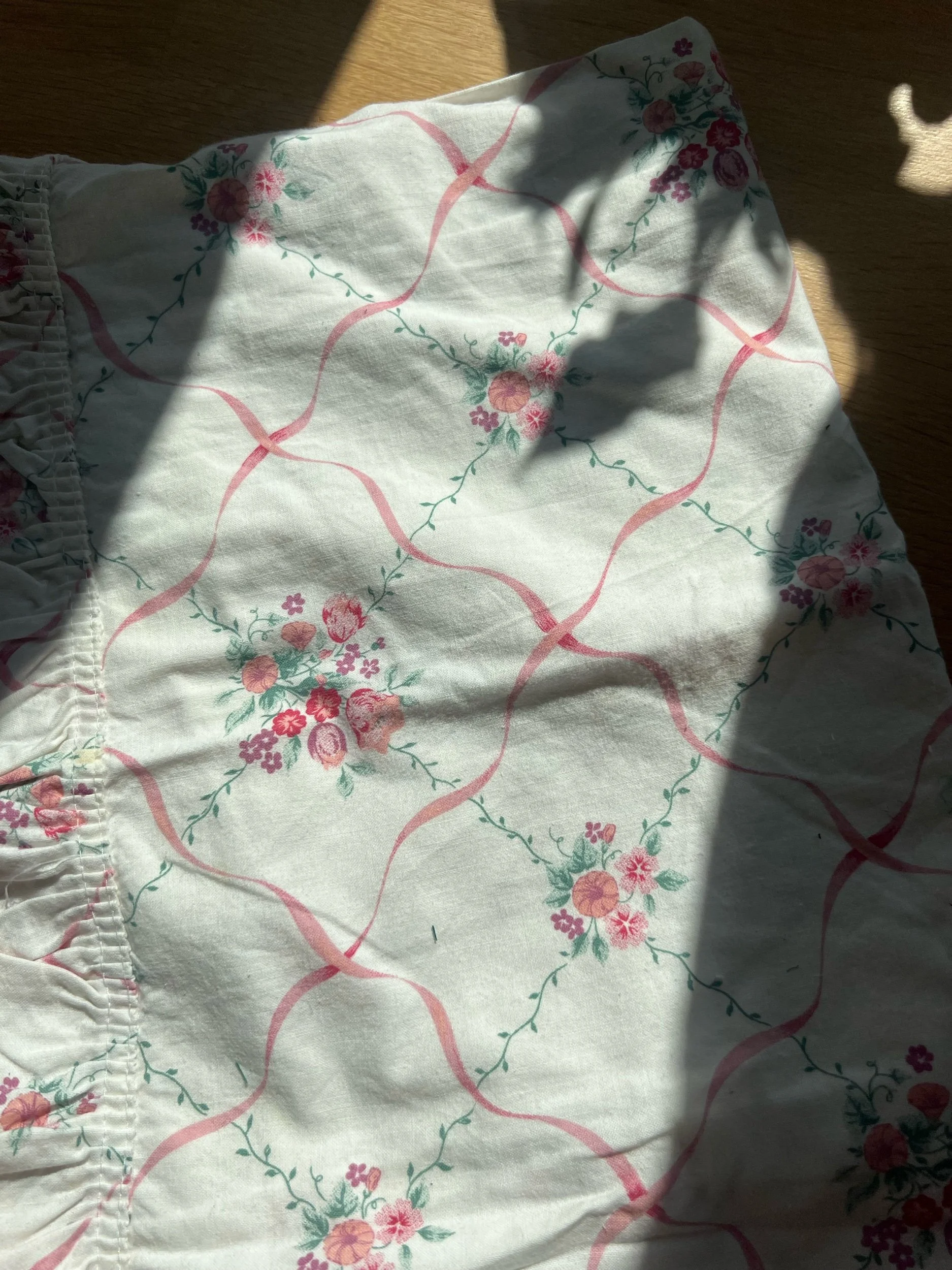 hvit med rosa detaljer (100% bomull)