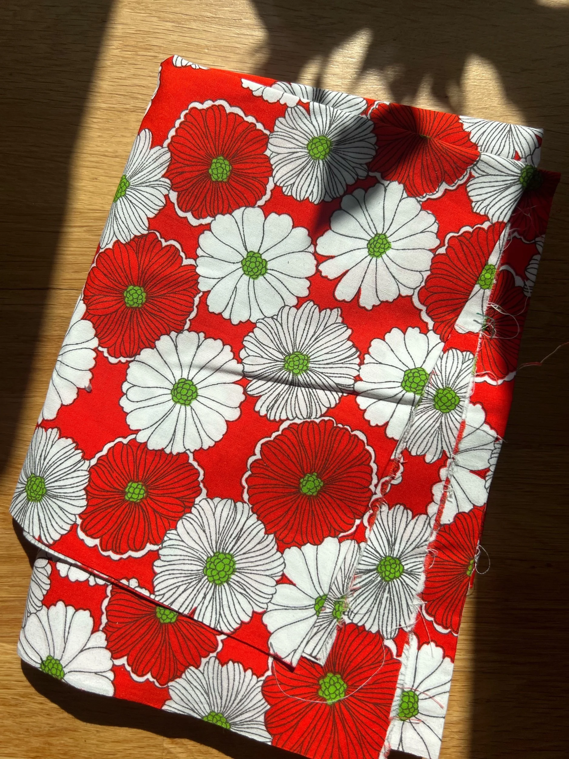 rød med hvite og rød blomster (100% bomull)