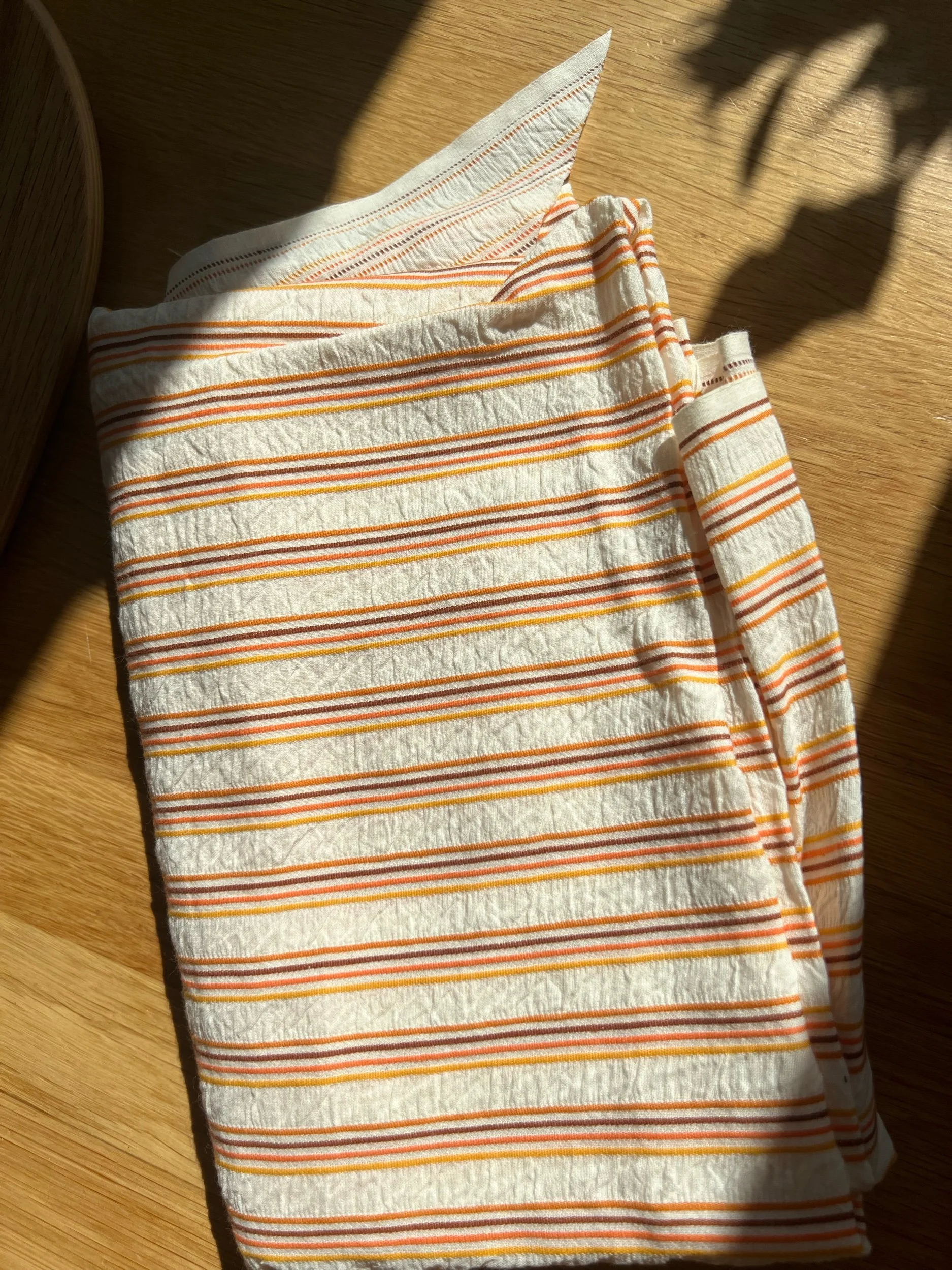 hvit med oransje og brune striper