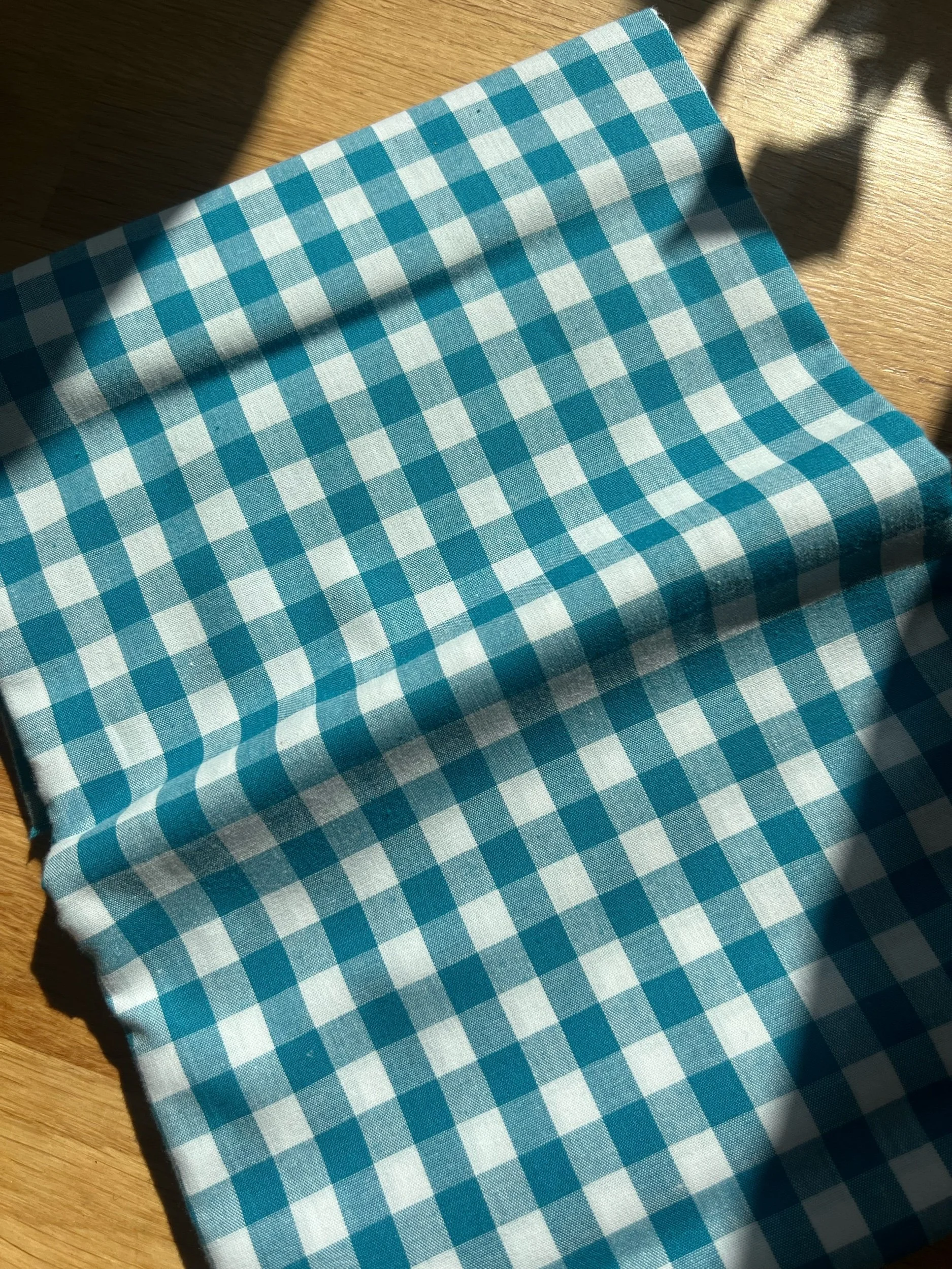 hvit/turkis  gingham ruter (100% bomull)