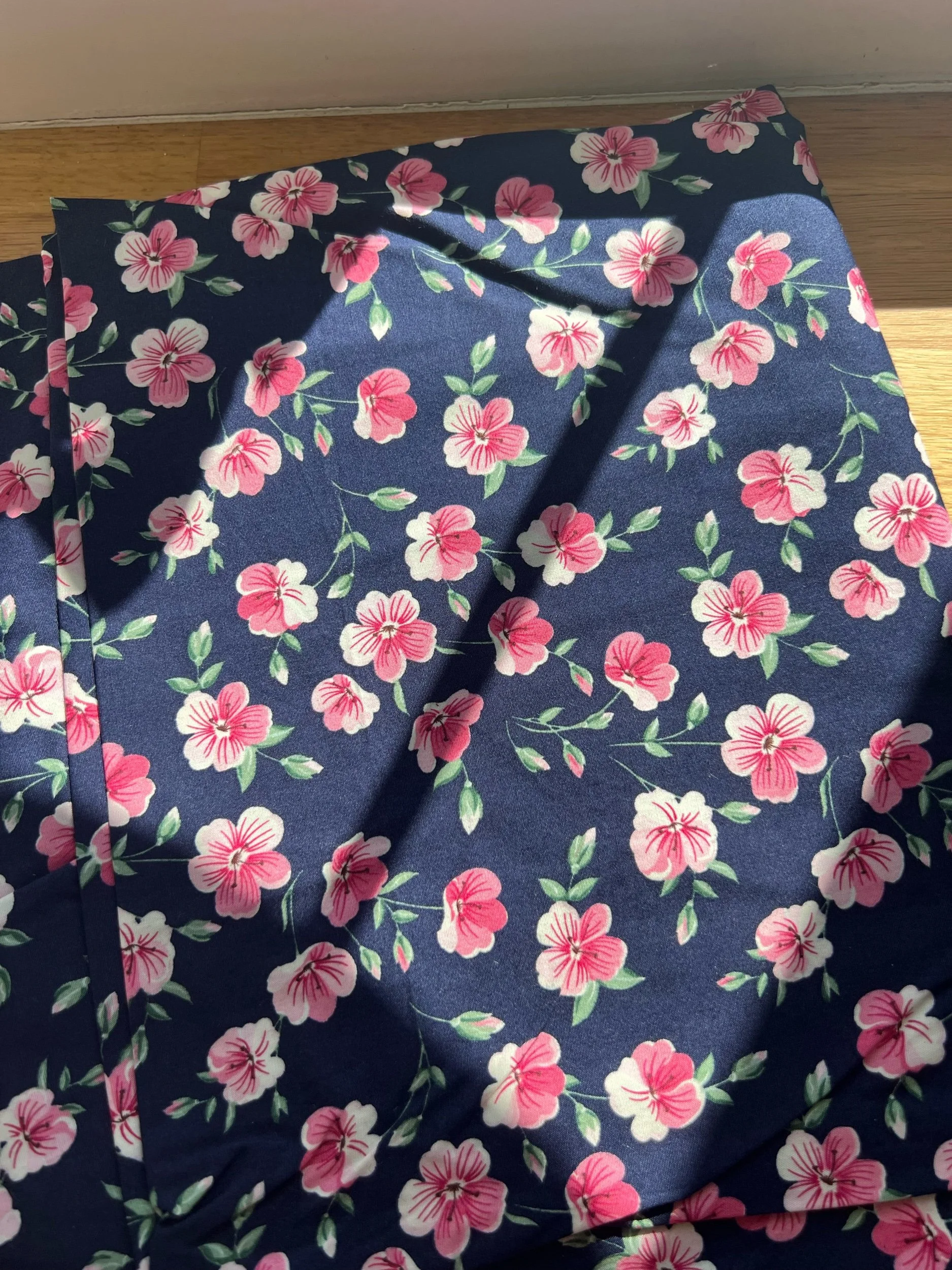mørk blå med rosa blomster (100% bomull)