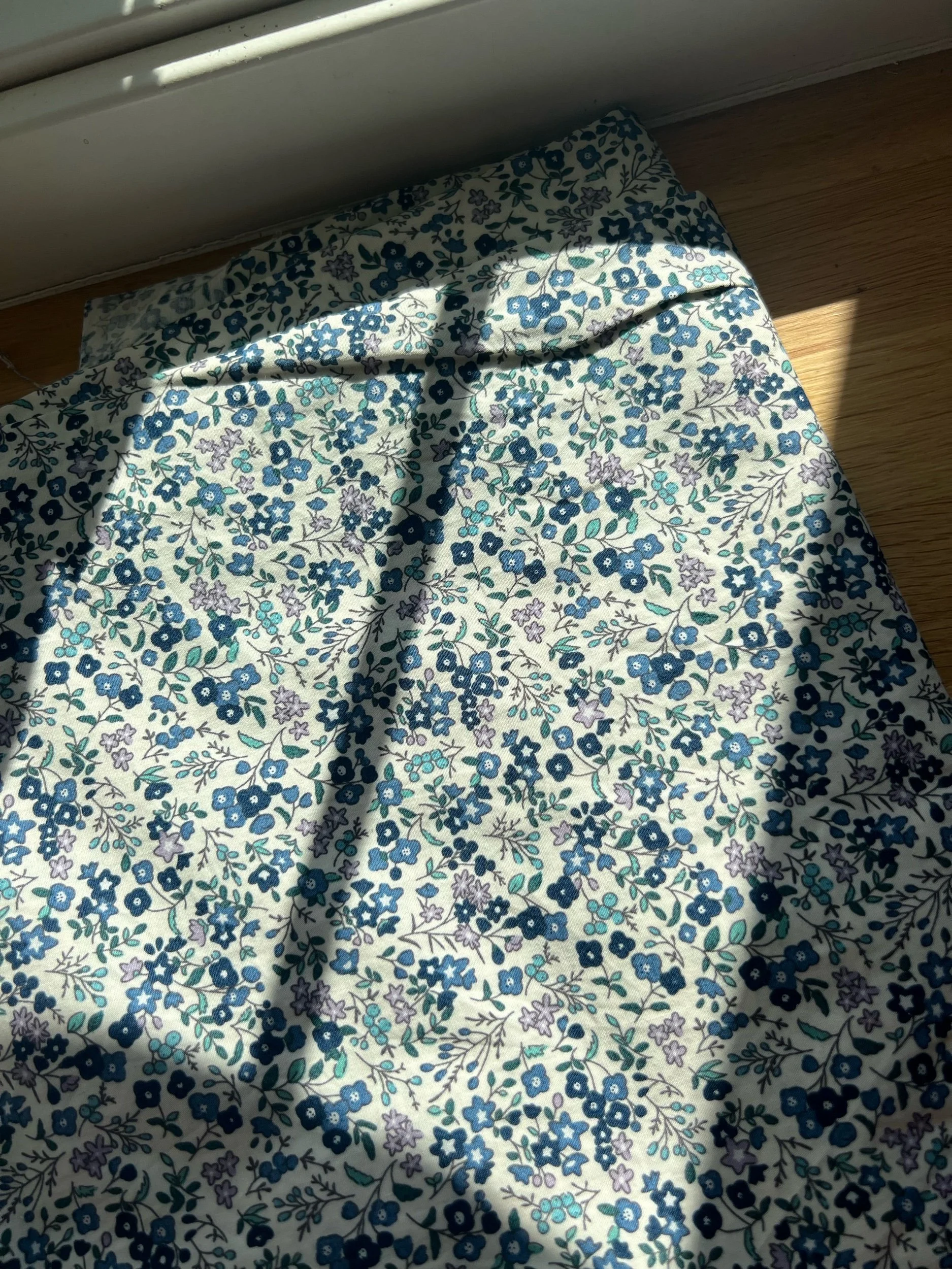 hvit med mørk blå blomster (100% bomull)